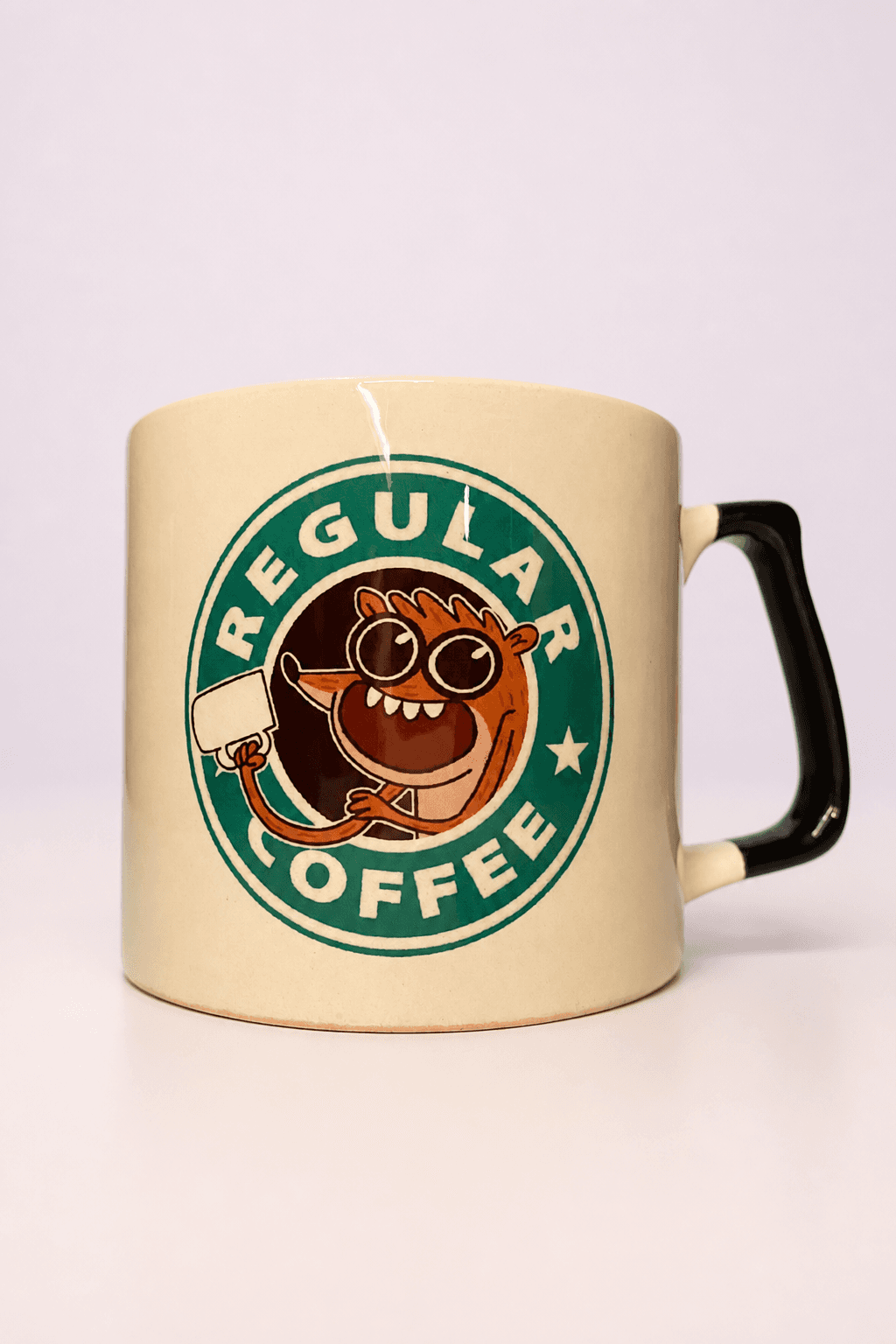 Regular Show Rigby Baskılı Siyah Kulplu Prime Kupa