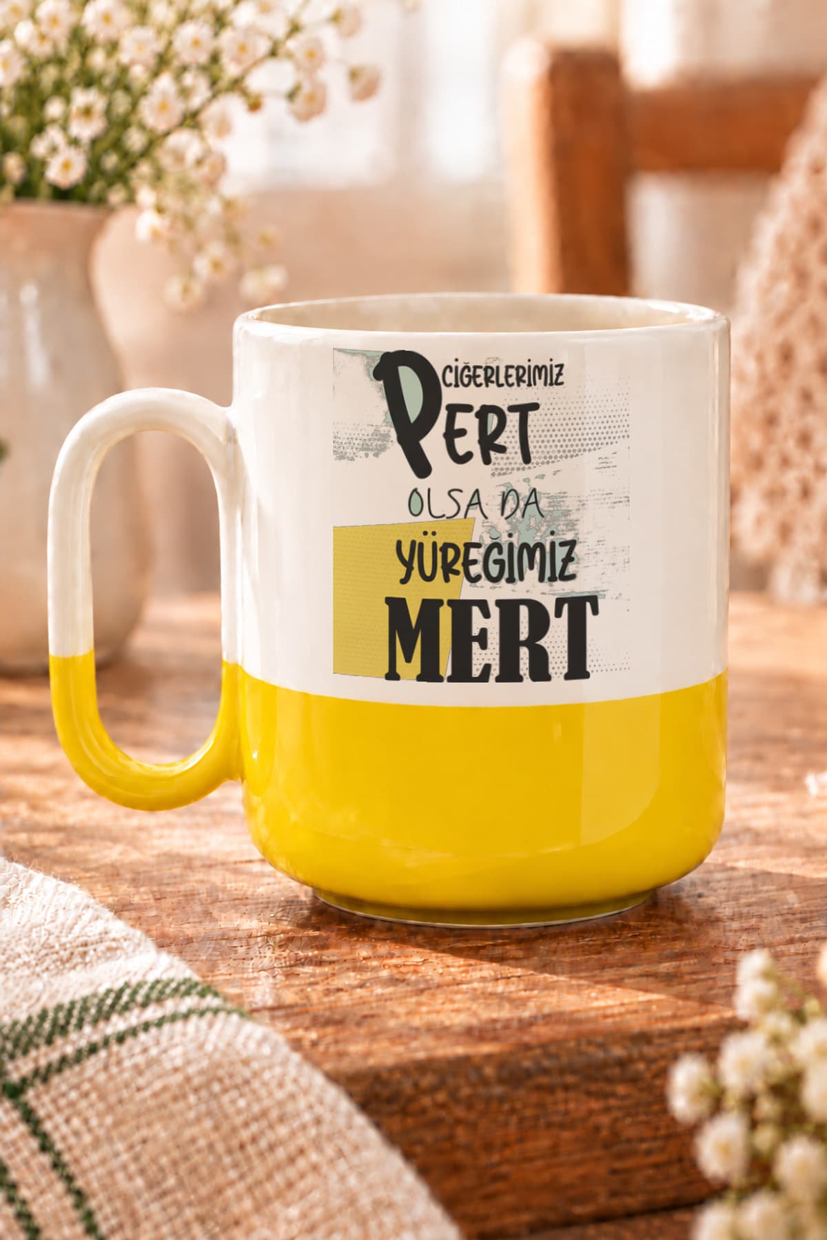 Ciğerlerimiz Pert Olsa Da Yüreğimiz Mert Baskılı Sarı Alt Yarısı Renkli Arya Kupa Bardak Fincan Mug