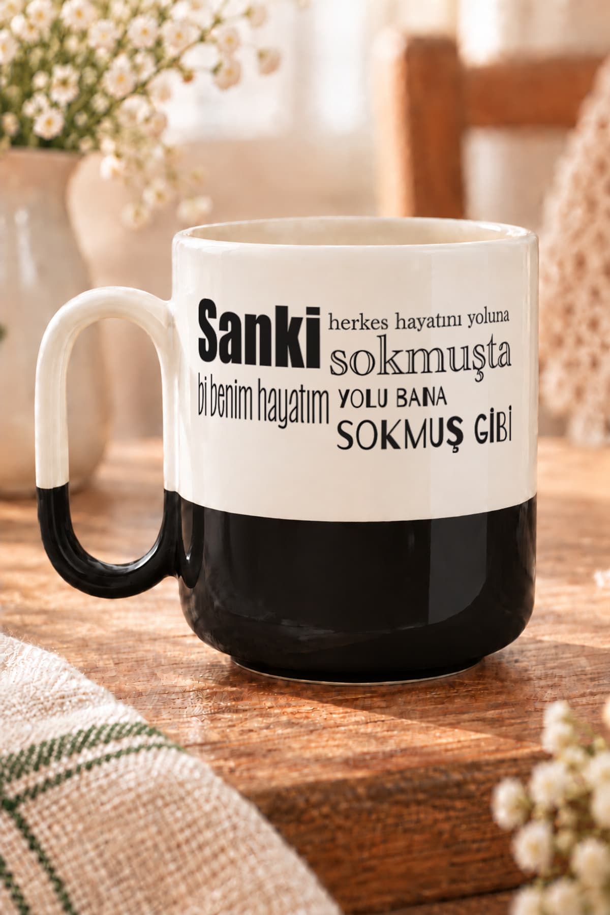 Sanki Herkes Hayatını Yoluna Sokmuşta Baskılı Siyah Alt Yarısı Renkli Arya Kupa Bardak Fincan Mug