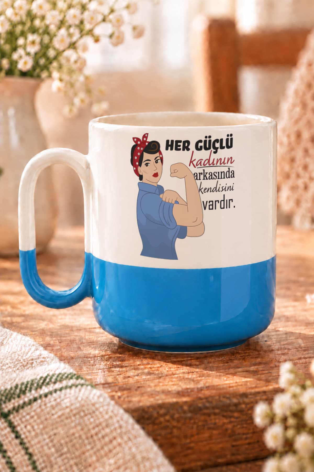 Her Güçlü Kadının Arkasında Kendisi Vardır Baskılı Mavi Alt Yarısı Renkli Arya Kupa Bardak Fincan