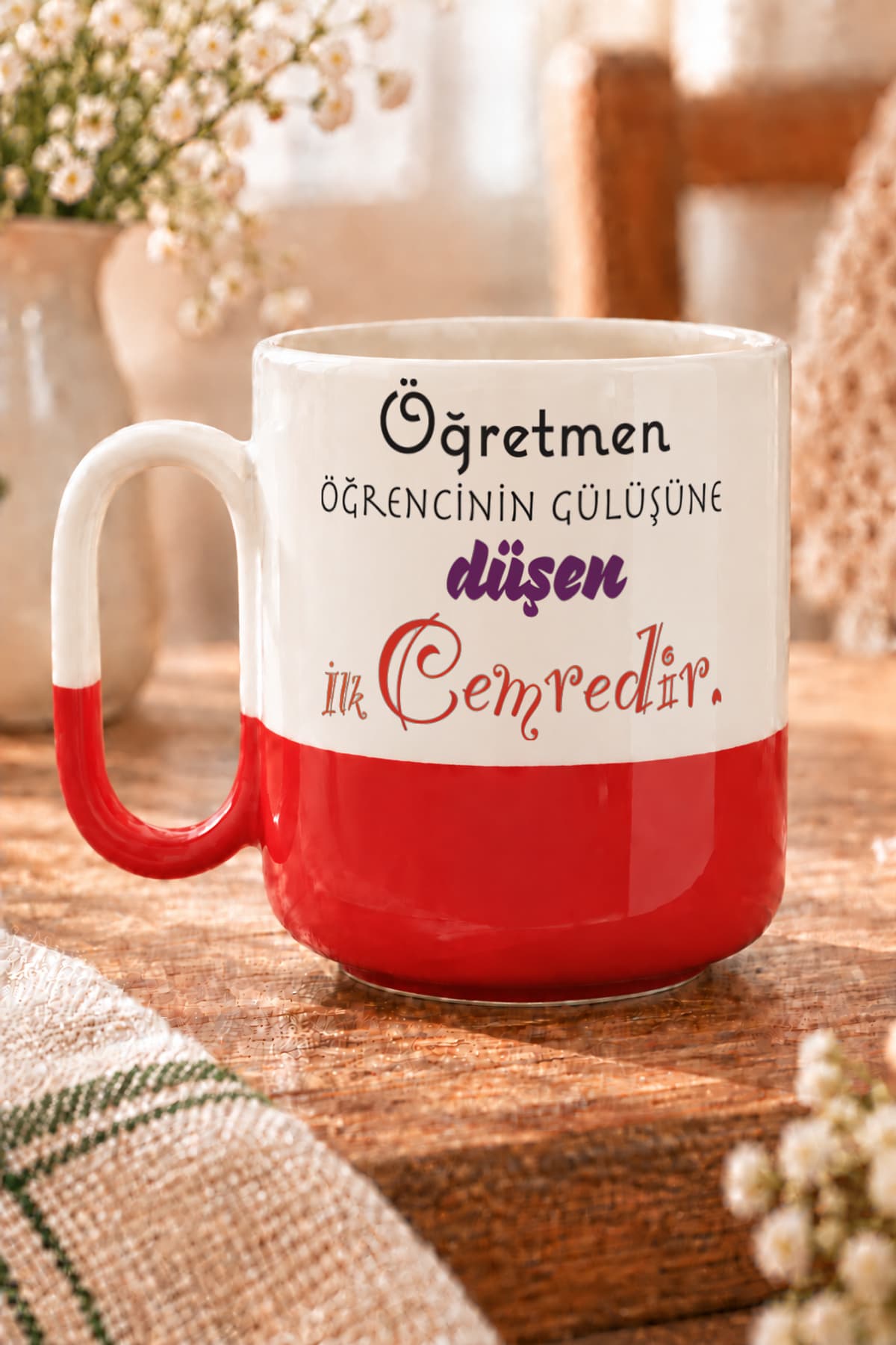 Öğretmen Öğrencinin Gülüşüne Düşen İlk Cemredir Baskılı Kırmızı Alt Yarısı Renkli Arya Kupa - Hediye
