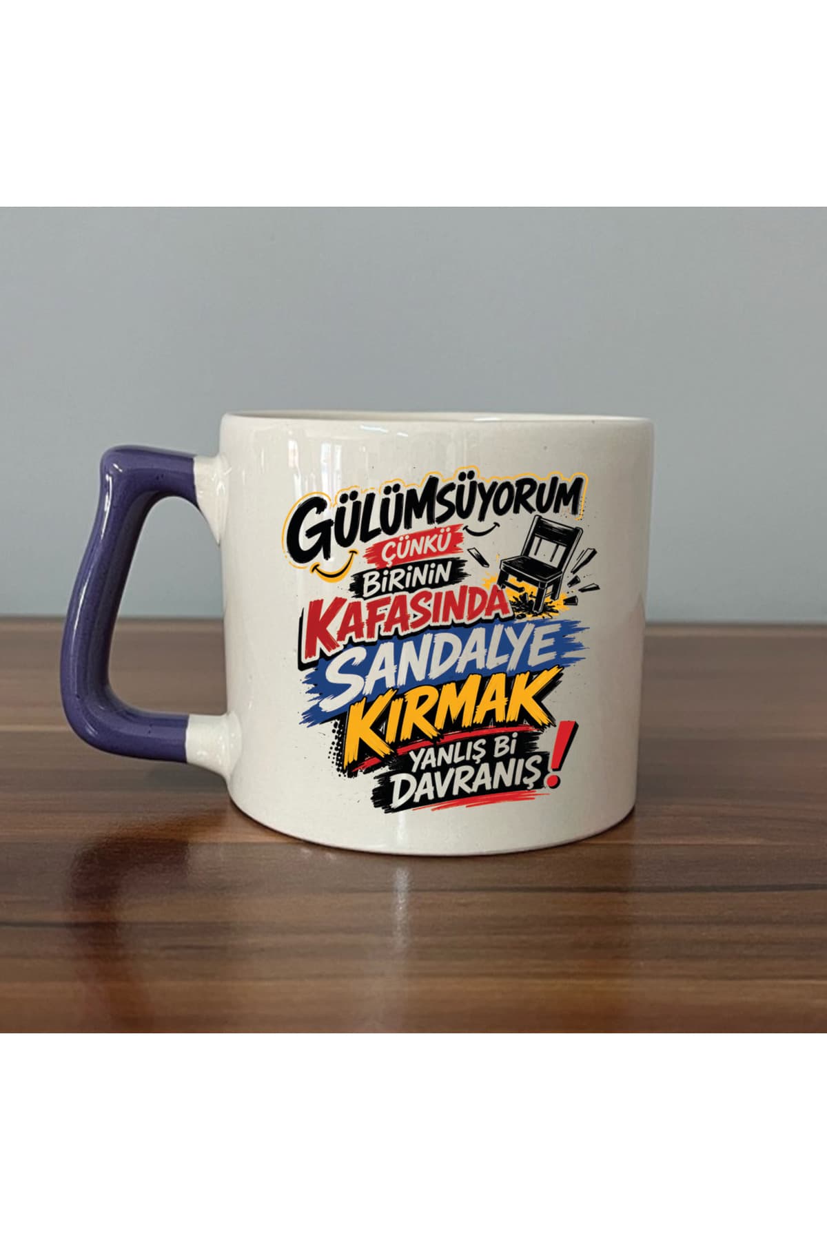 Gülümsüyorum Çünkü İnsanların Kafasında Baskılı Mor Kulplu Prime Kupa - Komik Hediye Bardak Fincan