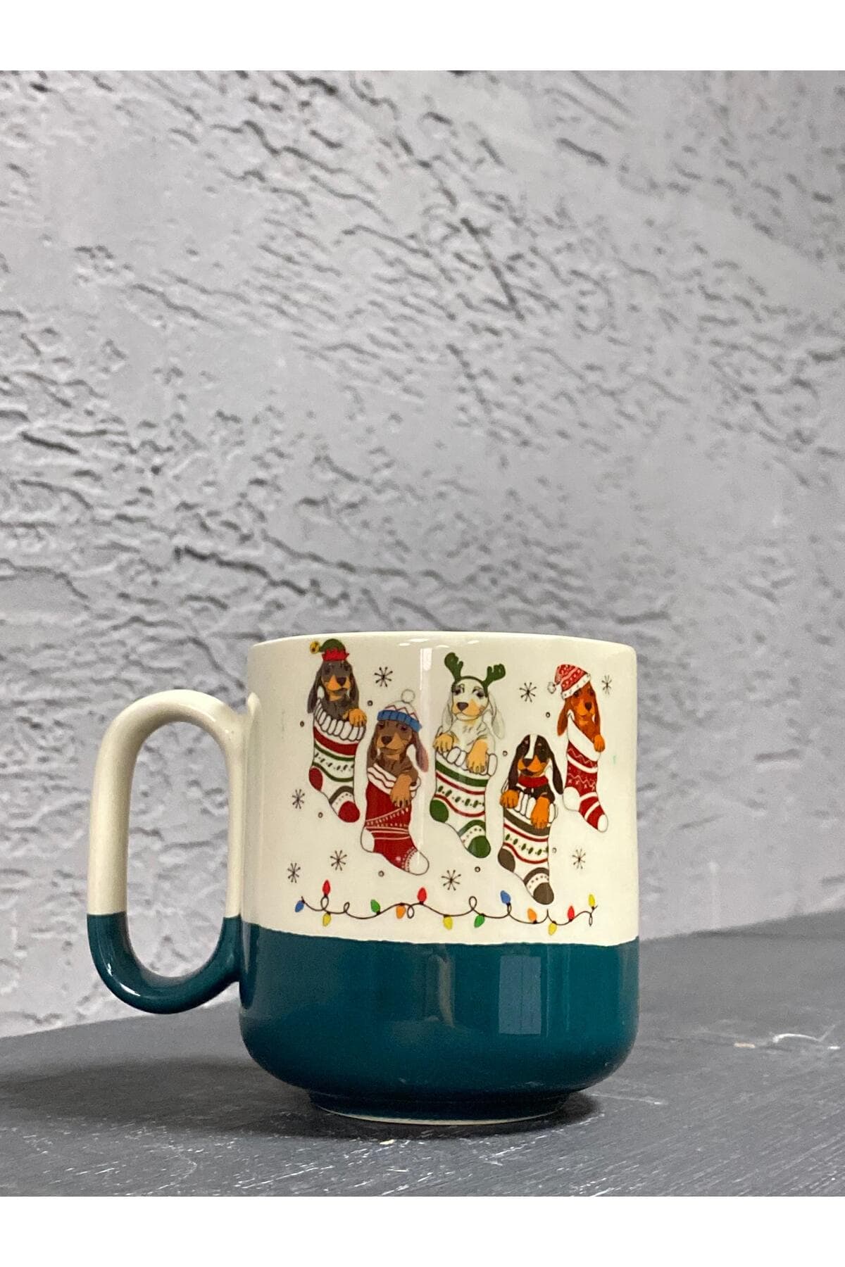 Çoraptaki Köpekler Baskılı Yeşil Alt Yarısı Renkli Arya Kupa - Yılbaşı Hediyesi Bardak Fincan Mug