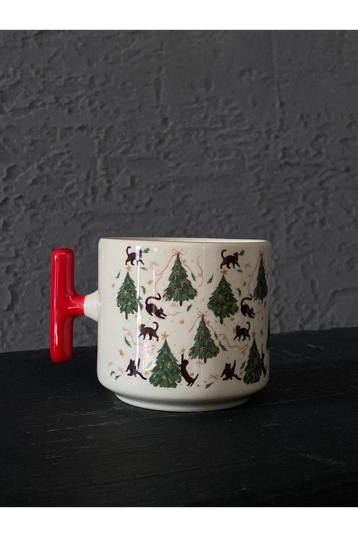 Siyah Kediler ve Çam Ağaçları Baskılı Kırmızı Kulplu T Kupa - Yılbaşı Hediyesi Bardak Fincan Mug