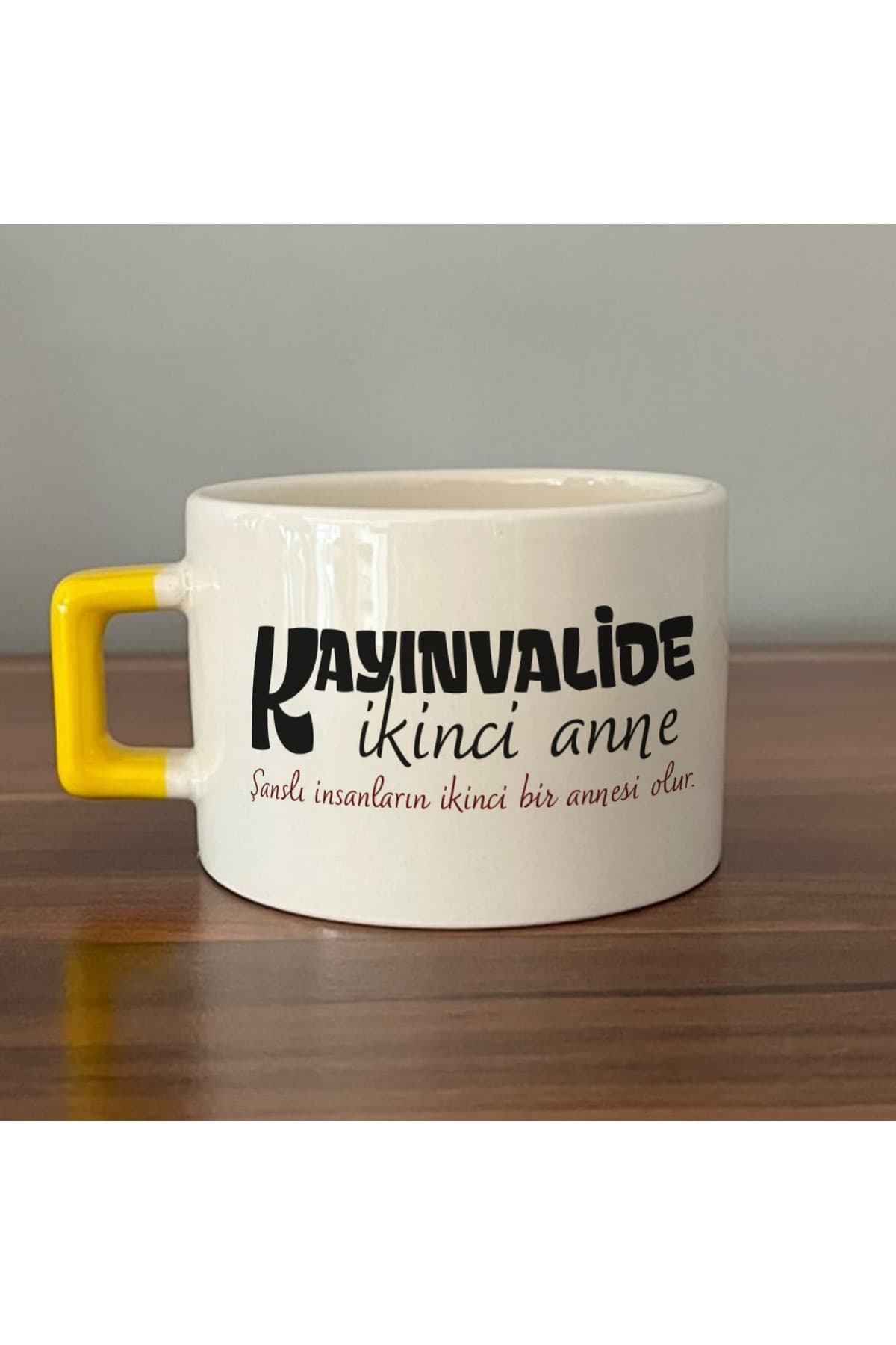 Kayınvalide İkinci Anne Baskılı Sarı Kulplu Kare Kupa - Anneye Hediye Bardak Fincan Mug