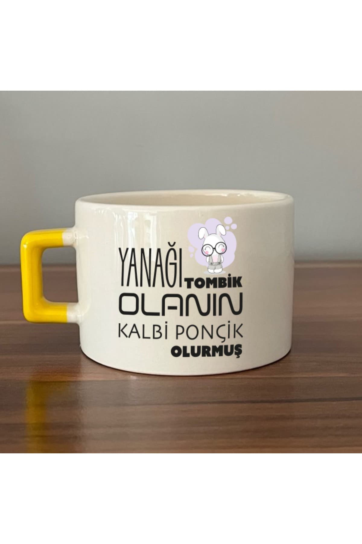 Yanağı Tombik Olanın Baskılı Sarı Kulplu Kare Kupa Bardak Fincan Mug