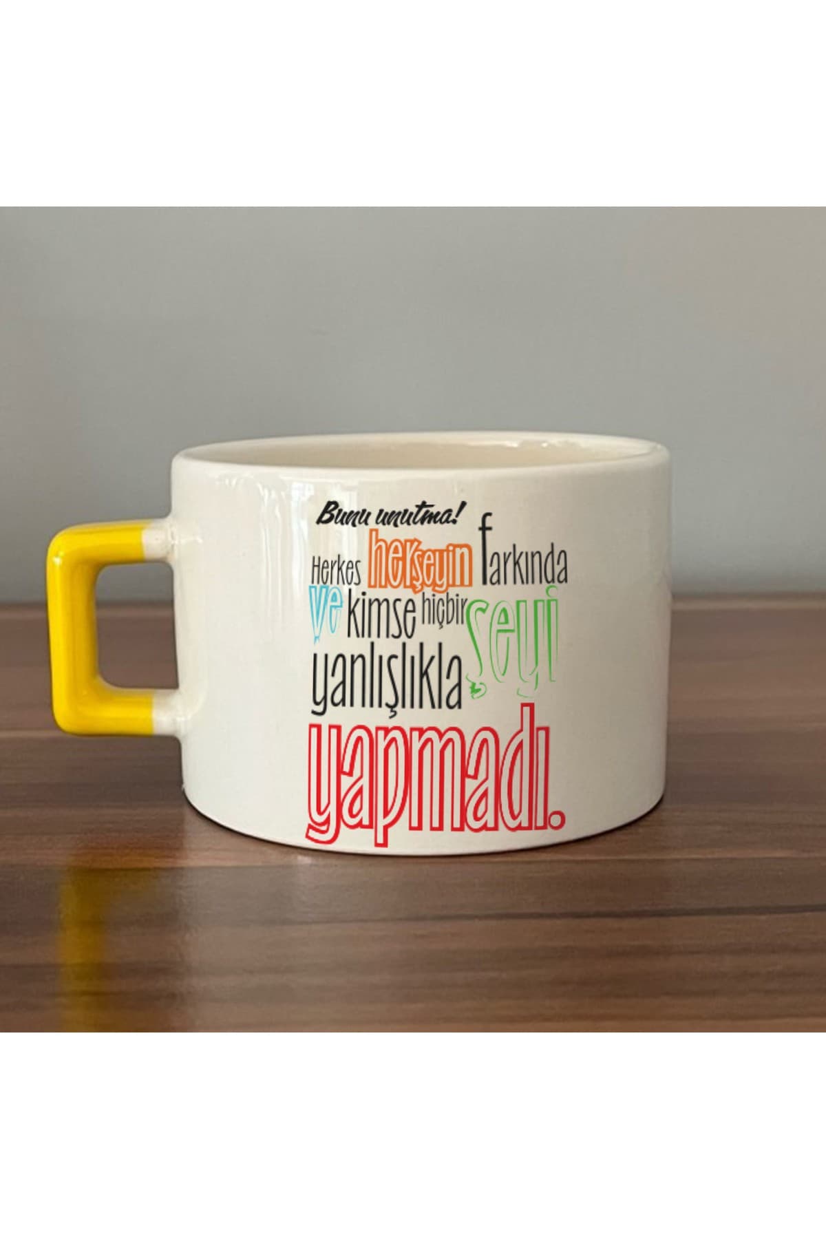 Bunu Unutma! Herkes Herşeyin Farkında Baskılı Sarı Kulplu Kare Kupa Bardak Fincan Mug