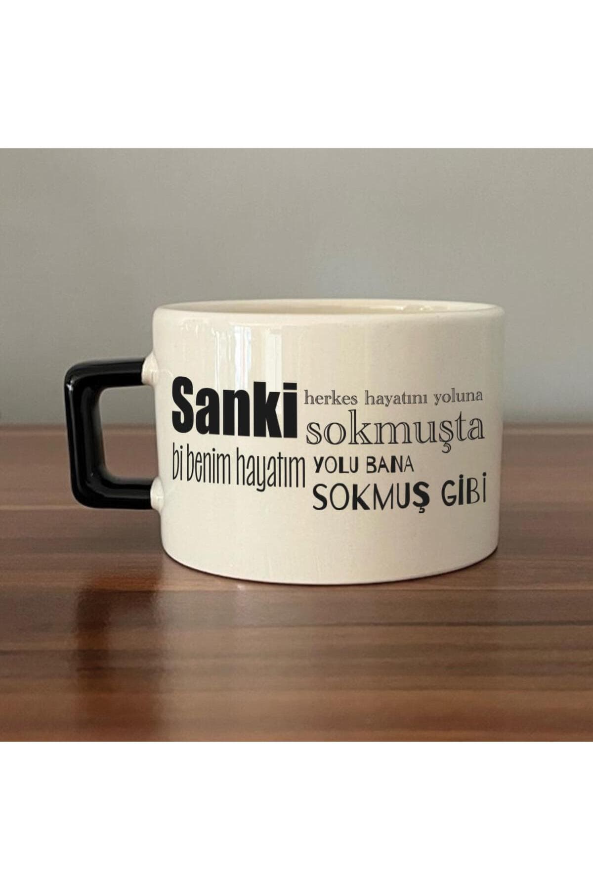 Sanki Herkes Hayatını Yoluna Sokmuşta Baskılı Siyah Kulplu Kare Kupa Bardak Fincan Mug