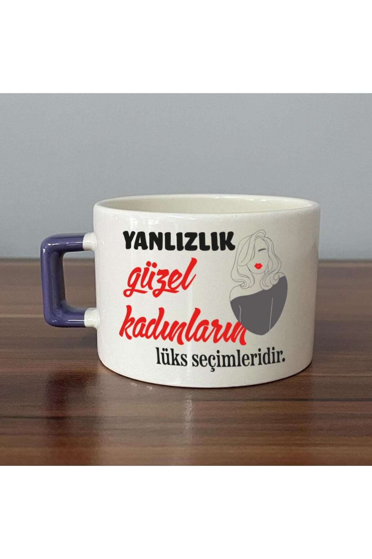 Yalnızlık Güzel Kadınların Lüks Seçimleridir Baskılı Mor Kulplu Kare Kupa - Kadınlar Günü Hediyesi