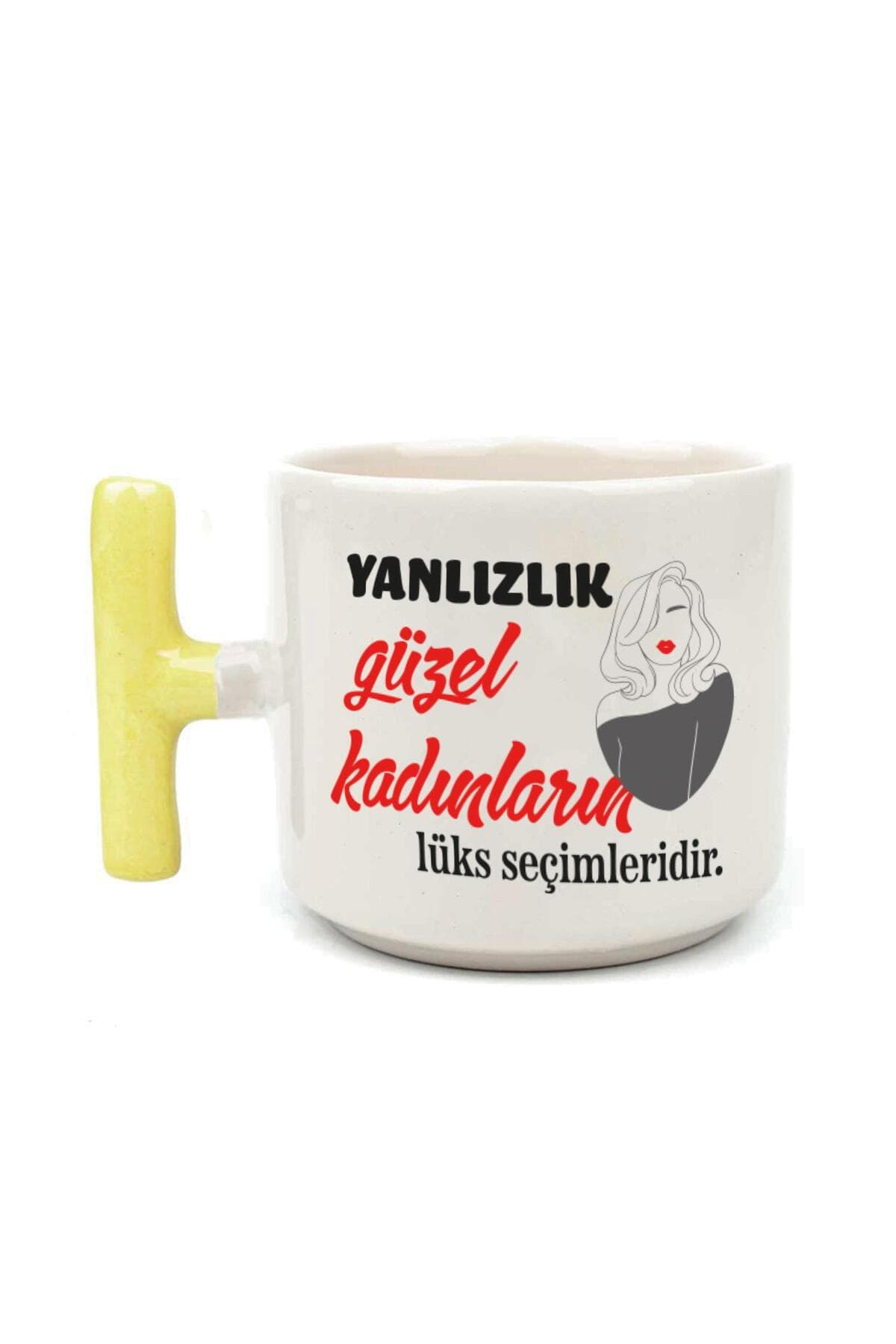 Yalnızlık Güzel Kadınların Lüks Seçimleridir Baskılı Sarı Kulplu T Kupa - Kadınlar Günü Hediyesi
