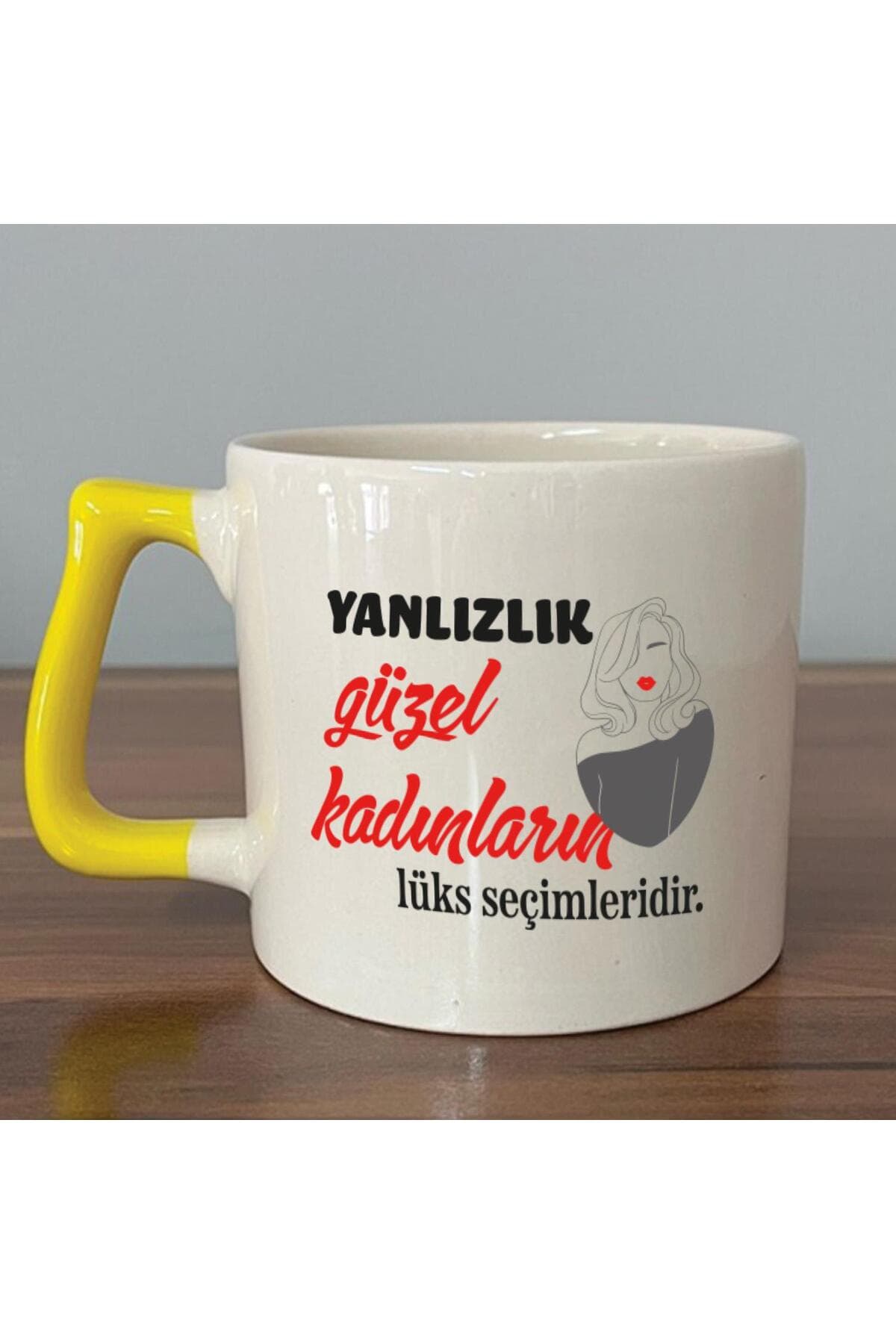 Yalnızlık Güzel Kadınların Lüks Seçimleridir Baskılı Sarı Kulplu Prime Kupa - Kadınlar Günü Hediyesi