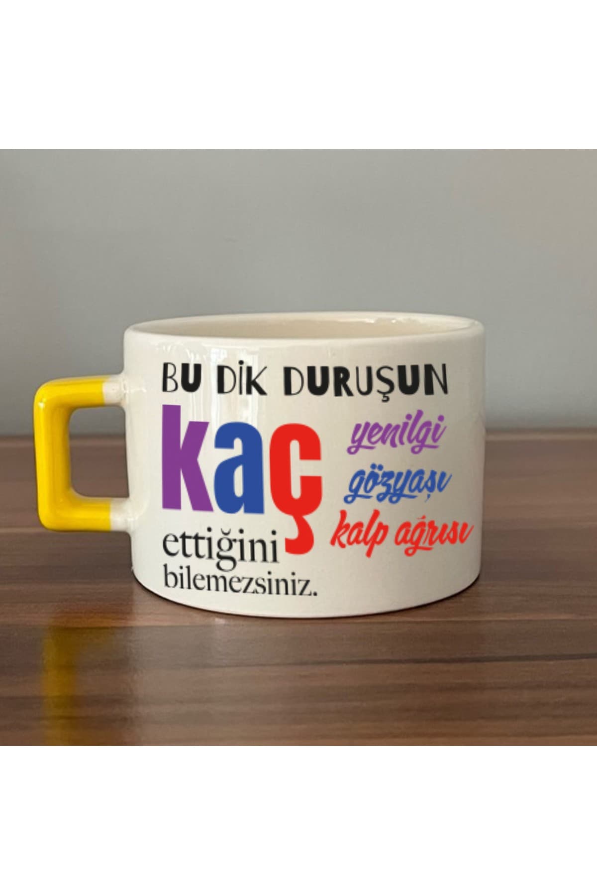 Bu Dik Duruşun Baskılı Sarı Kulplu Kare Kupa - Kadınlar Günü Hediyesi Bardak Fincan Mug
