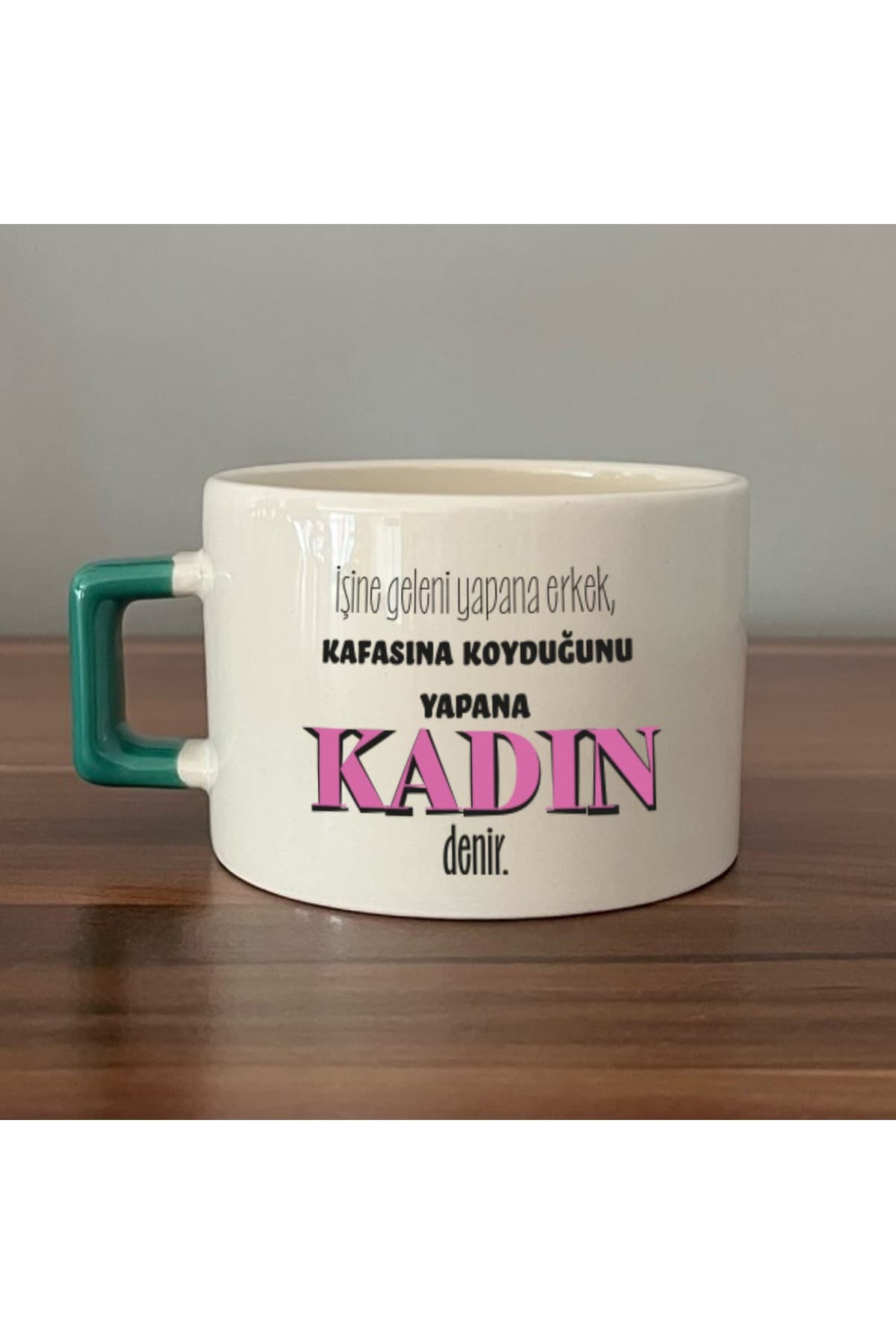 İşine Geleni Yapana Erkek Baskılı Yeşil Kulplu Kare Kupa - Kadınlar Günü Hediyesi Bardak Fincan Mug