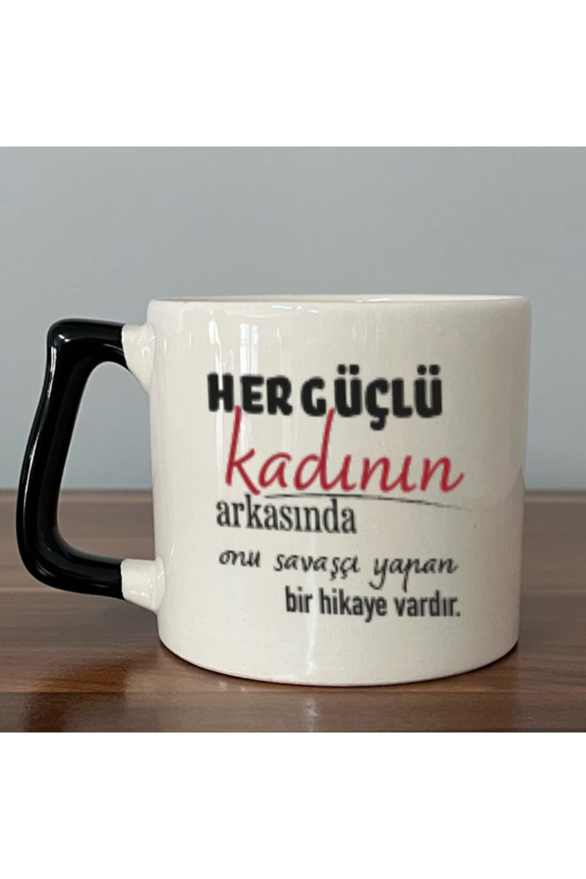 Her Güçlü Kadının Arkasında Baskılı Siyah Kulplu Prime Kupa - Kadınlar Günü Hediyesi Bardak Fincan