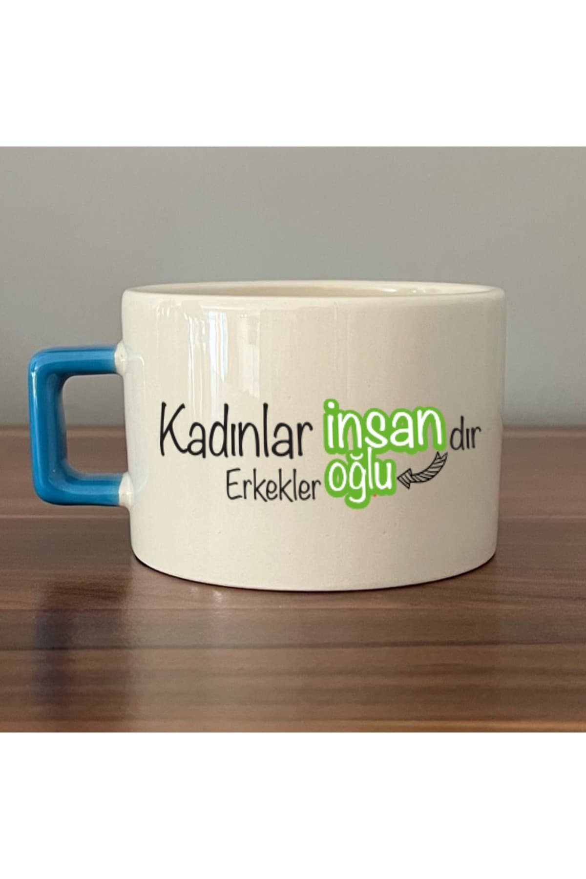 Kadınlar İnsandır, Erkekler İnsanoğlu Baskılı Mavi Kulplu Kare Kupa - Kadınlar Günü Hediyesi Bardak