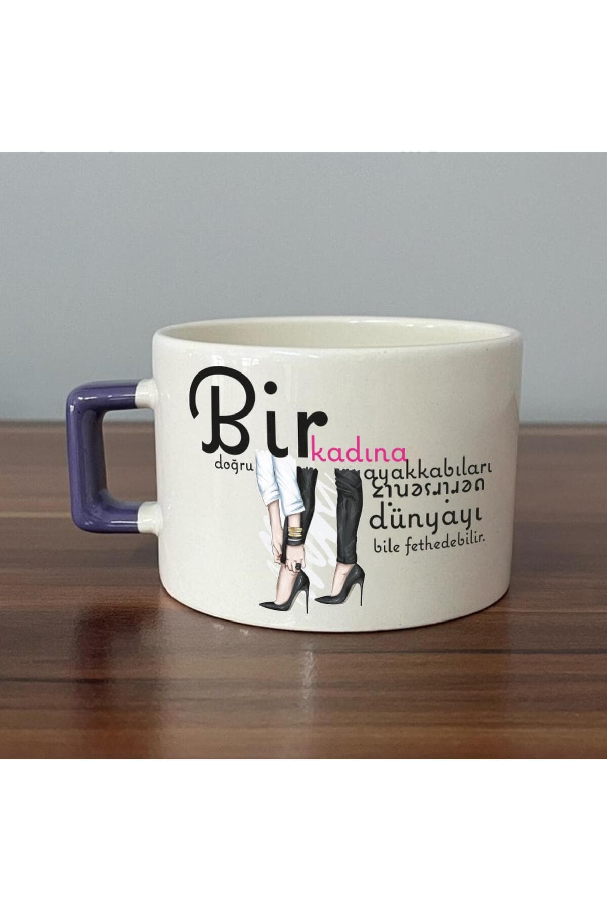 Bir Kadına Doğru Ayakkabıları Verirseniz Baskılı Mor Kulplu Kare Kupa - Kadınlar Günü Hediyesi