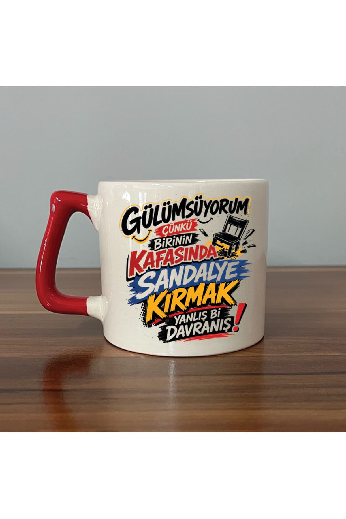 GÜLÜMSÜYORUM ÇÜNKÜ İNSANLARIN KAFASINDA Kırmızı Kulplu Prime Mizahi Hediyesi Kupa