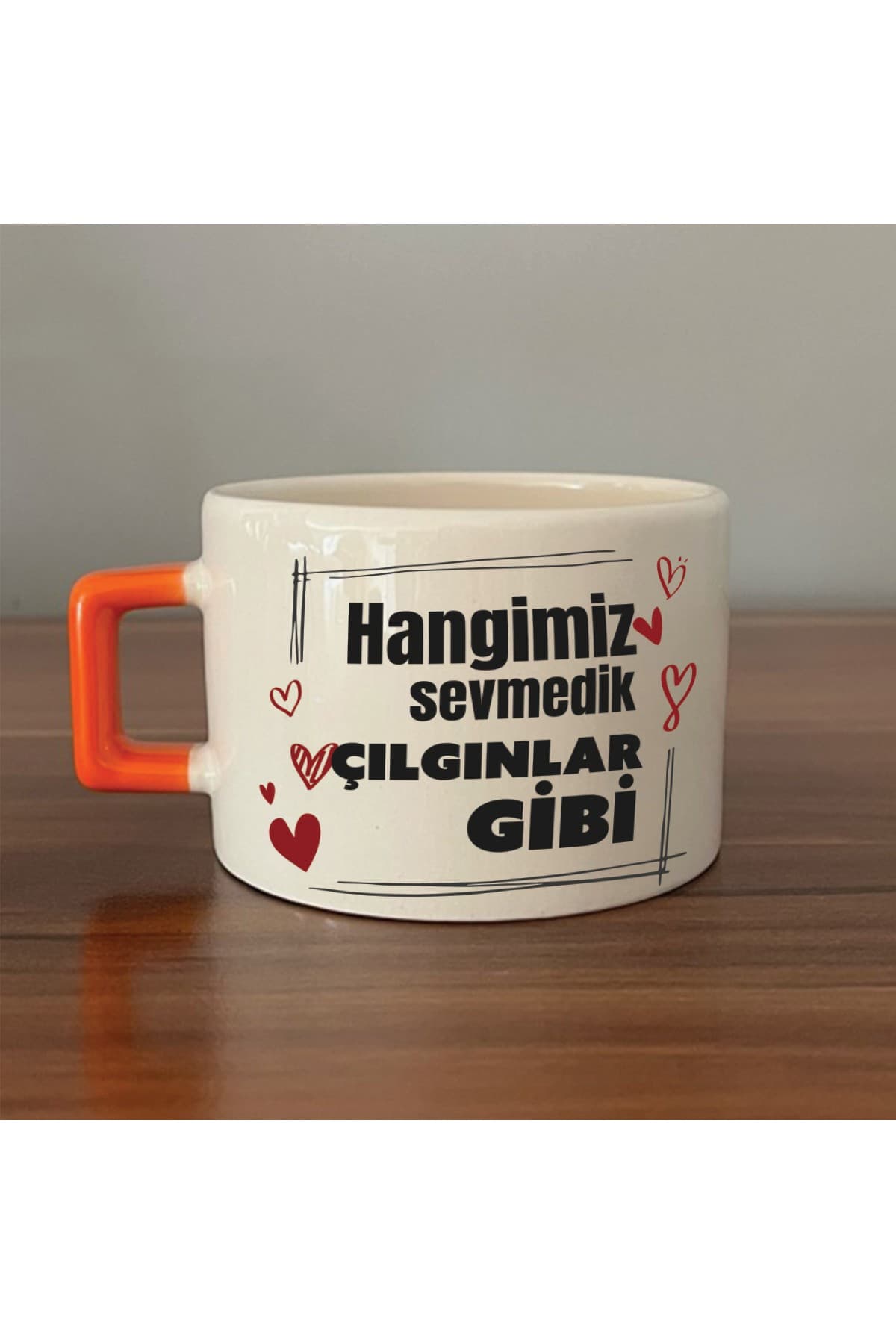 Hangimiz Sevmedik Çılgınlar Gibi Baskılı Turuncu Kulplu Kare Kupa Bardak Fincan Mug