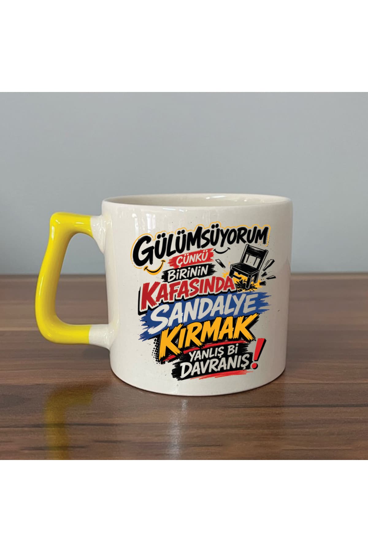 GÜLÜMSÜYORUM ÇÜNKÜ İNSANLARIN KAFASINDA Sarı Kulplu Prime Mizahi Hediyesi Kupa