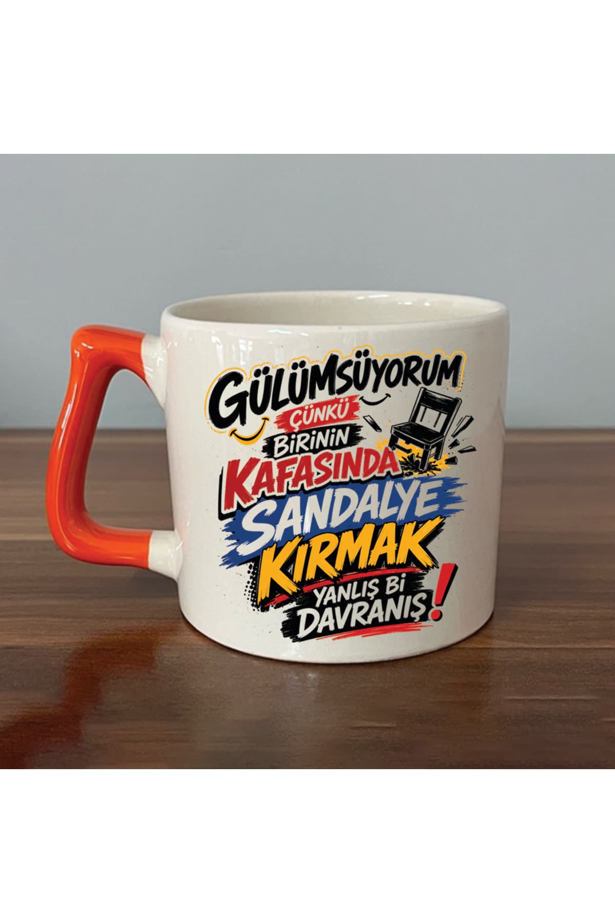 GÜLÜMSÜYORUM ÇÜNKÜ İNSANLARIN KAFASINDA Turuncu Kulplu Prime Mizahi Hediyesi Kupa