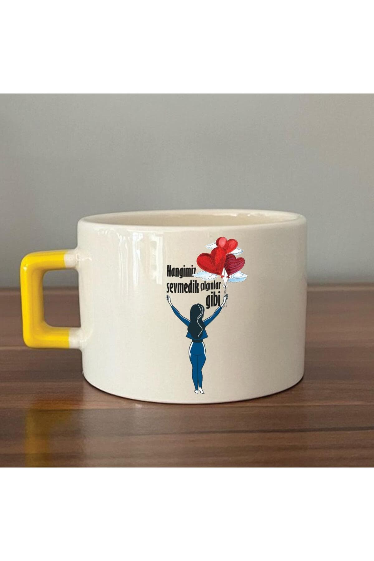 Hangimiz Sevmedik Çılgınlar Gibi Balonlu Kız Baskılı Sarı Kulplu Kare Kupa Bardak Fincan Mug