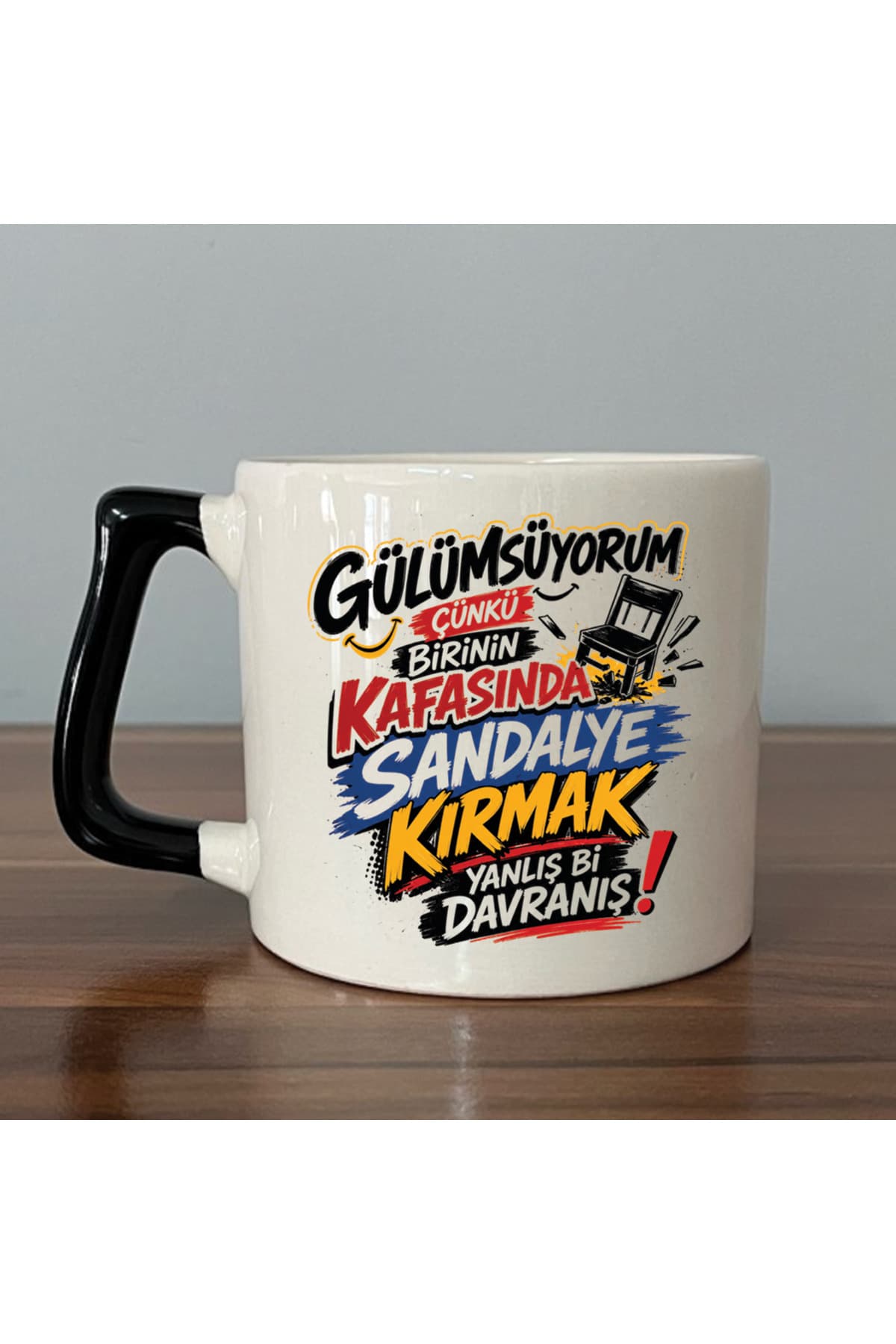 GÜLÜMSÜYORUM ÇÜNKÜ İNSANLARIN KAFASINDA Siyah Kulplu Prime Mizahi Hediyesi Kupa