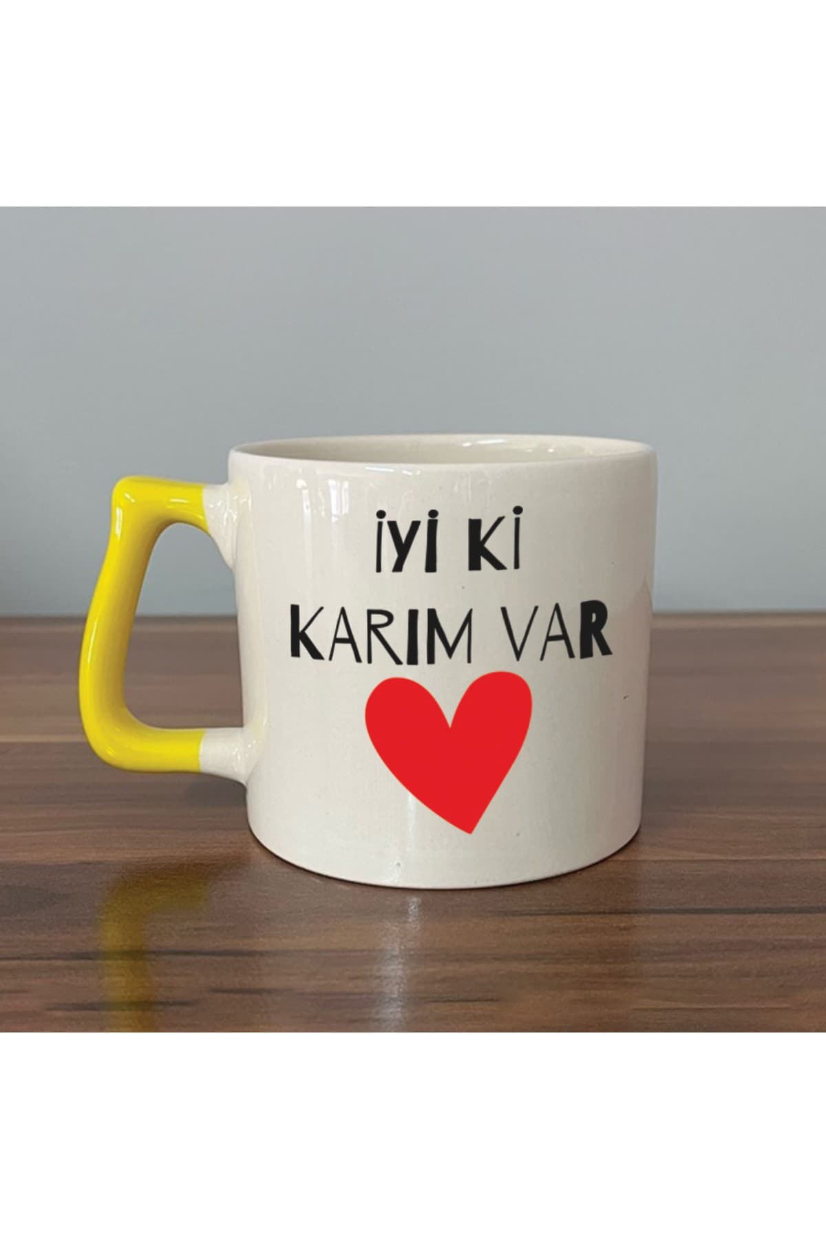 İyi Ki Kocam Var Baskılı Sarı Kulplu Prime Kupa - Sevgililer Günü Hediyesi Bardak Fincan Mug