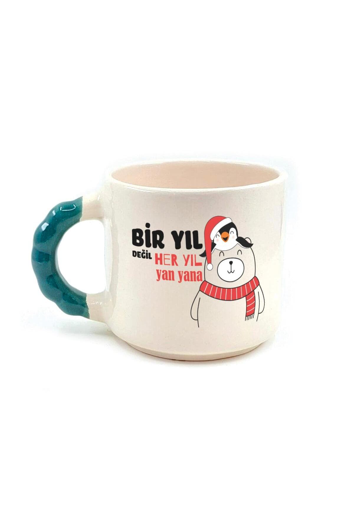 Bir Yıl Değil Her Yıl Yan Yana Penguen Baskılı Yeşil Kulplu Boncuk Kupa - Yılbaşı Hediyesi Bardak