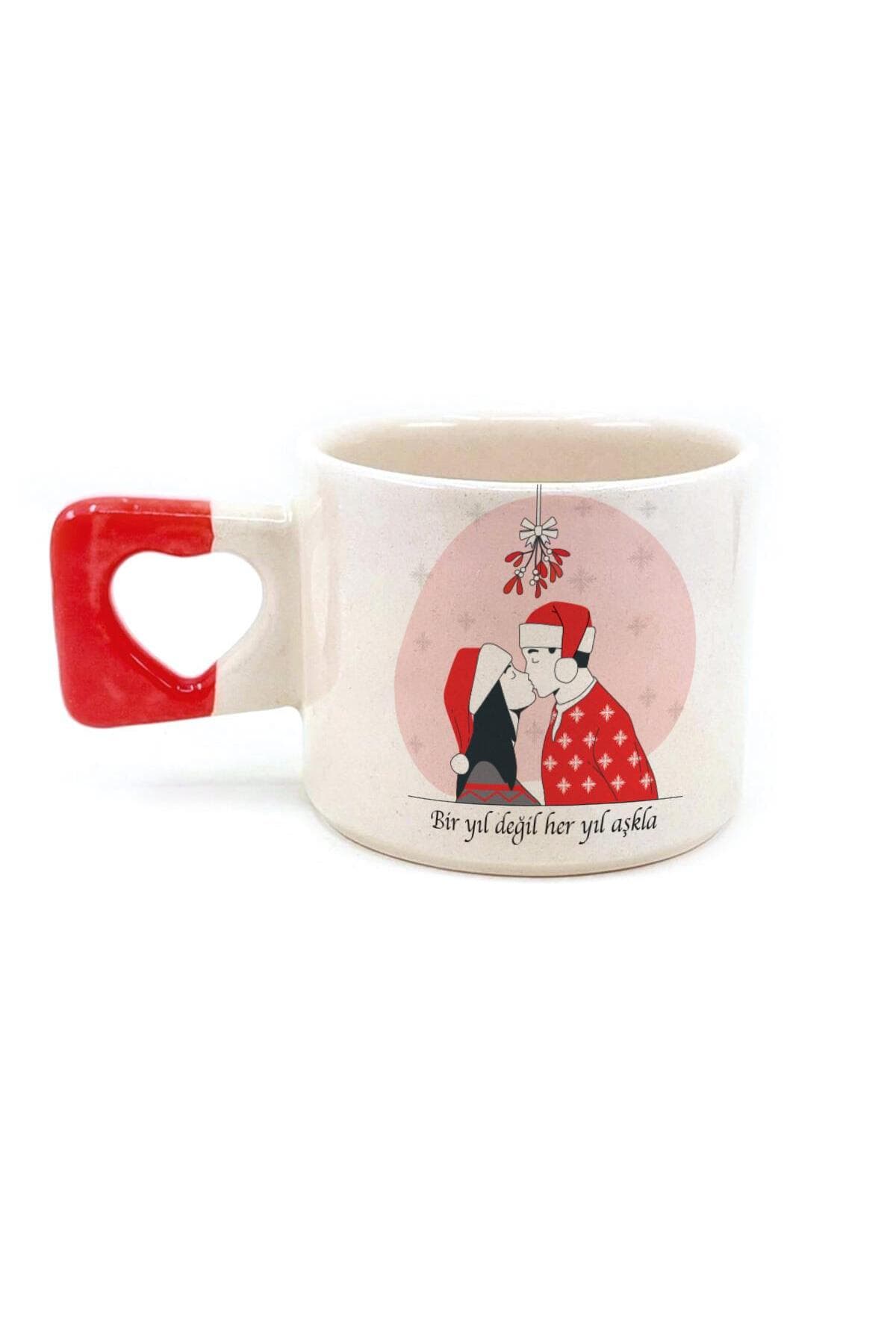 Bir Yıl Değil Her Yıl Aşkla Baskılı Kırmızı Kulplu Kalp Kupa - Sevgiliye Hediye Bardak Fincan Mug