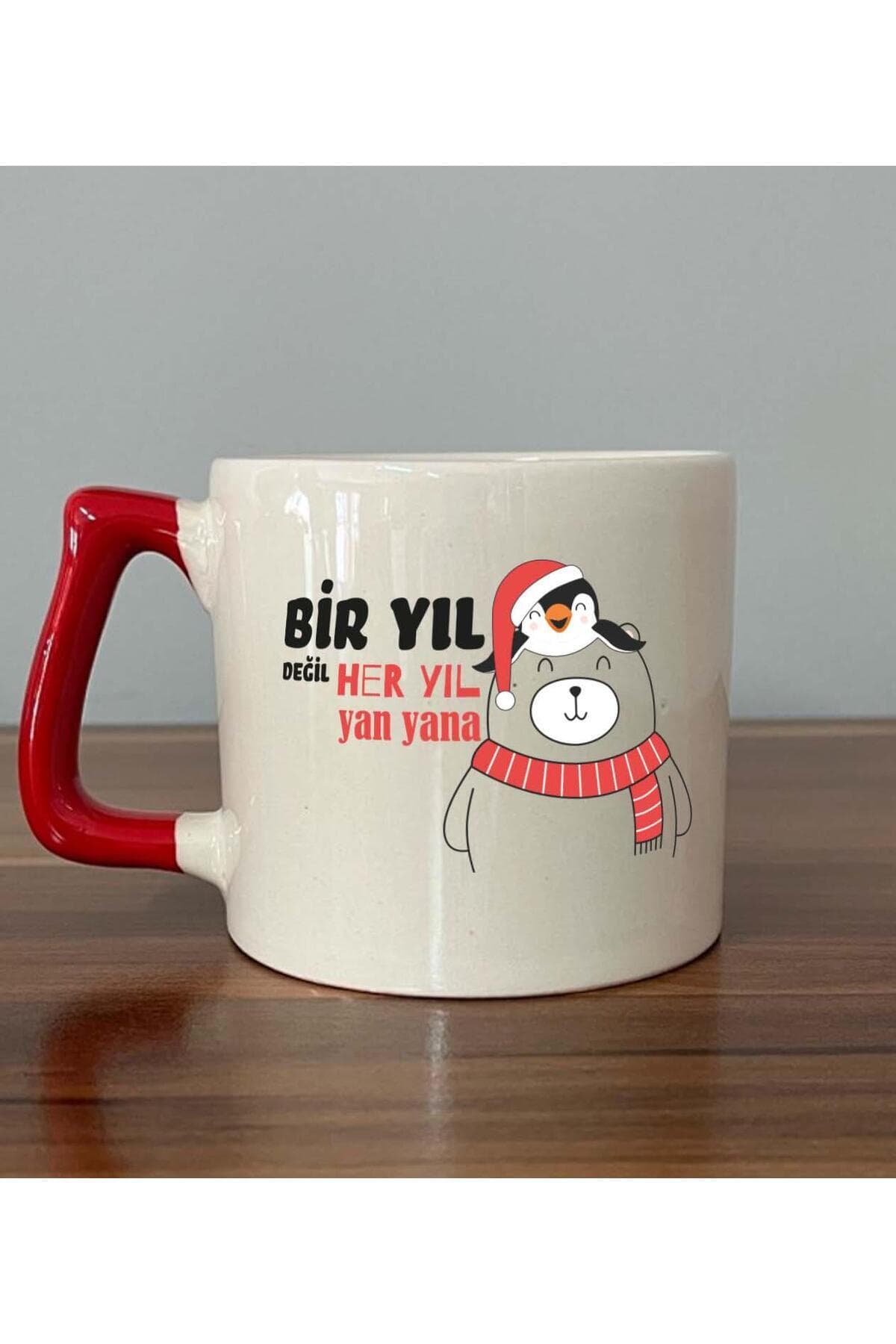 Bir Yıl Değil Her Yıl Yan Yana Penguen Baskılı Kırmızı Kulplu Prime Kupa - Yılbaşı Hediyesi Bardak