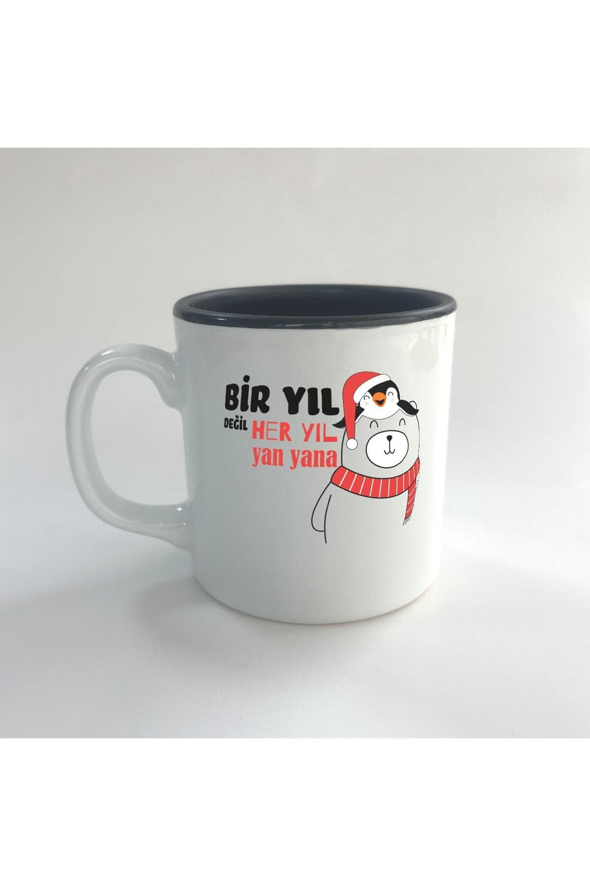 Bir Yıl Değil Her Yıl Yan Yana Penguen Baskılı Siyah İçi Renkli Multi Kupa - Yılbaşı Hediyesi Bardak