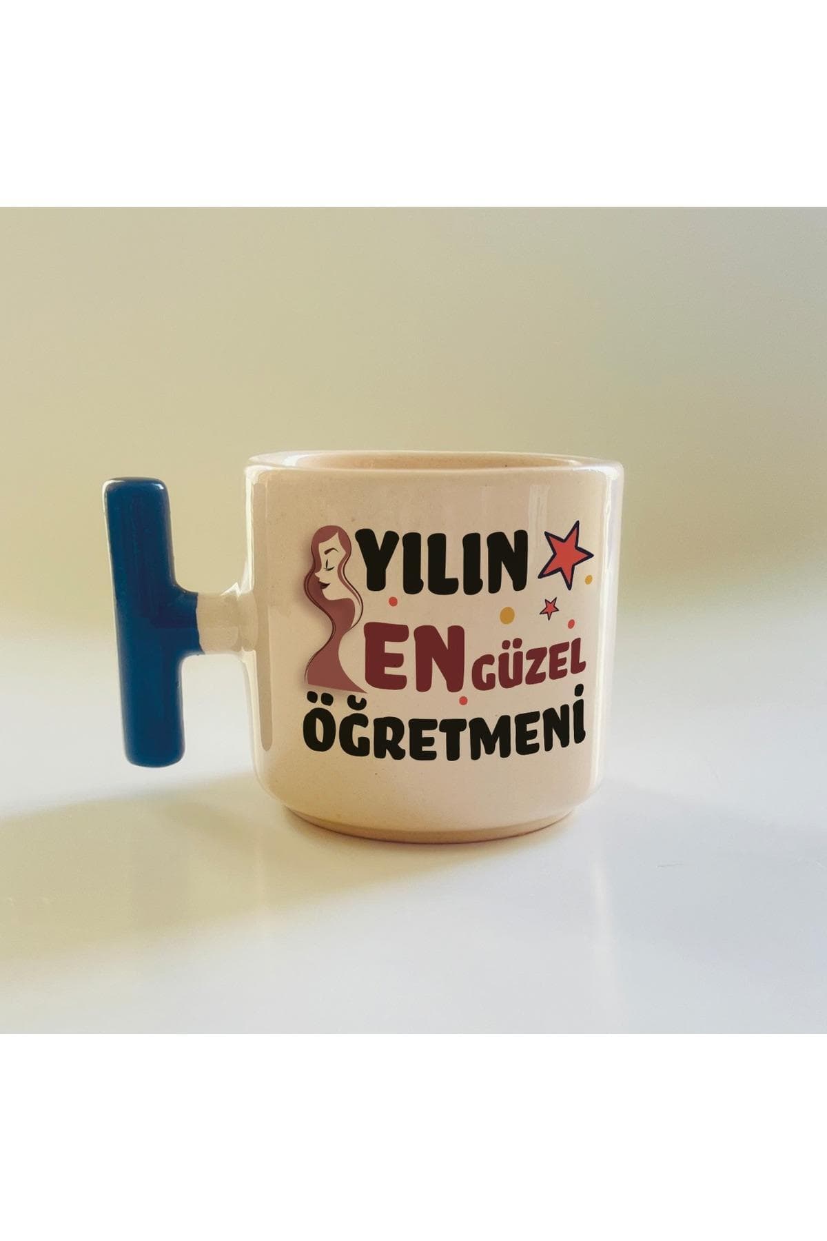 Yılın En Güzel Öğretmeni Baskılı Mavi Kulplu T Kupa - Öğretmenler Günü Hediyesi Bardak Fincan Mug