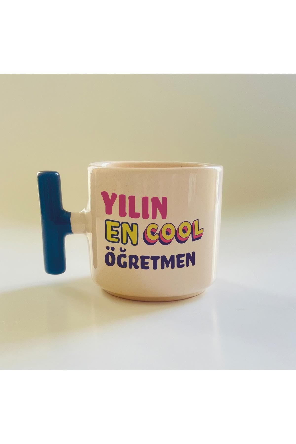 Yılın En Cool Öğretmen Baskılı Mavi Kulplu T Kupa - Öğretmenler Günü Hediyesi Bardak Fincan Mug