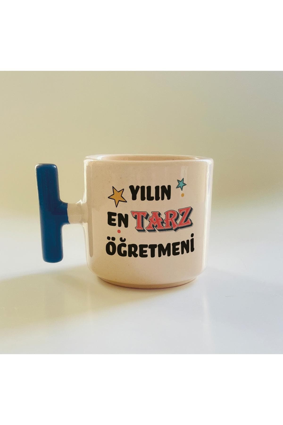 Yılın En Tarz Öğretmeni Baskılı Mavi Kulplu T Kupa - Öğretmenler Günü Hediyesi Bardak Fincan Mug