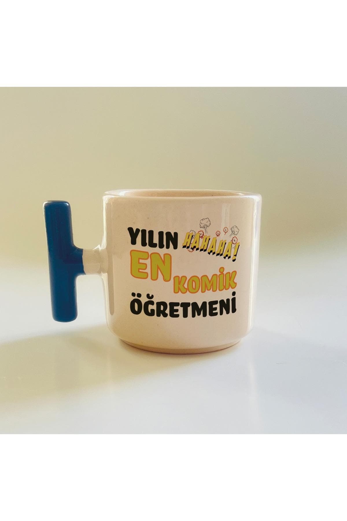 Yılın En Komik Öğretmeni Baskılı Mavi Kulplu T Kupa - Öğretmenler Günü Hediyesi Bardak Fincan Mug