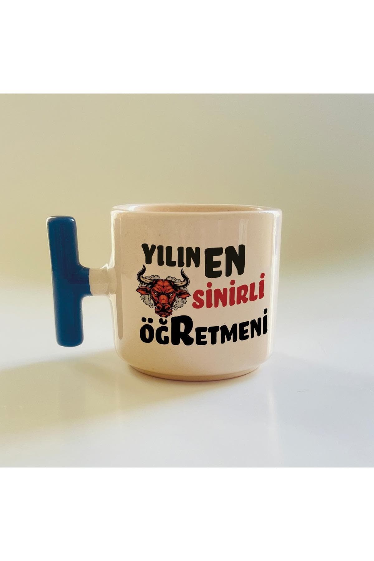 Yılın En Sinirli Öğretmeni Baskılı Mavi Kulplu T Kupa - Öğretmenler Günü Hediyesi Bardak Fincan Mug