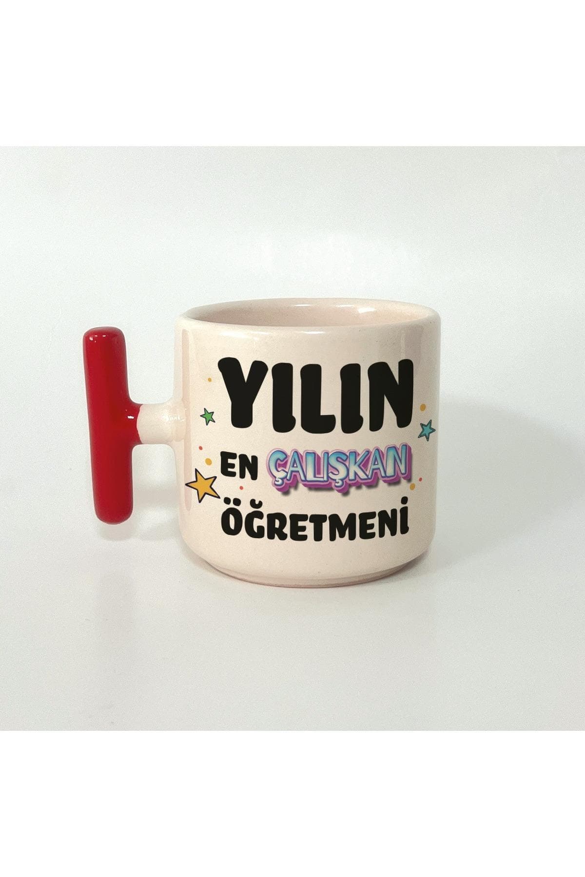 Yılın En Çalışkan Öğretmeni Baskılı Kırmızı Kulplu T Kupa - Öğretmenler Günü Hediyesi Bardak Fincan