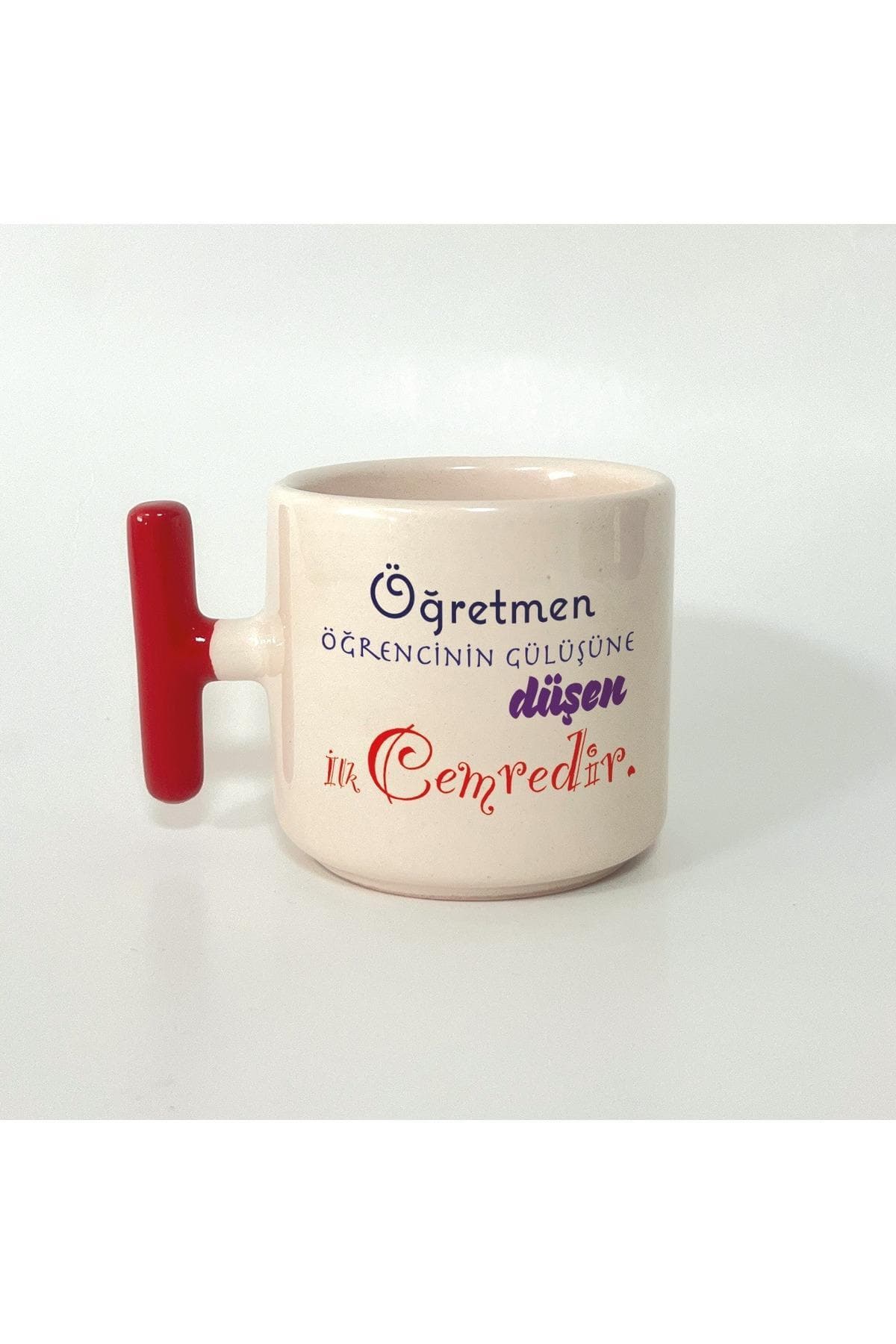 Öğretmen Öğrencinin Gülüşüne Düşen İlk Cemredir Baskılı Kırmızı Kulplu T Kupa - Öğretmene Hediye