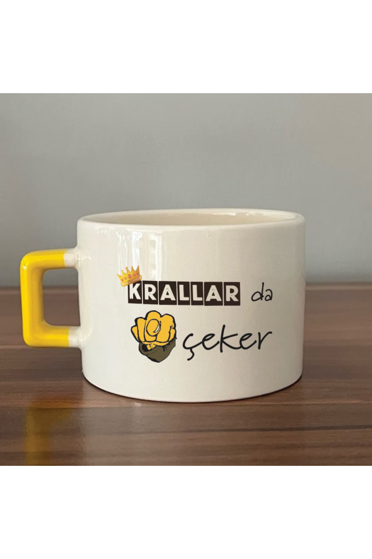 Krallar da Nah Çeker Sarı Kulplu Kare Mizahi Hediyesi Fincan