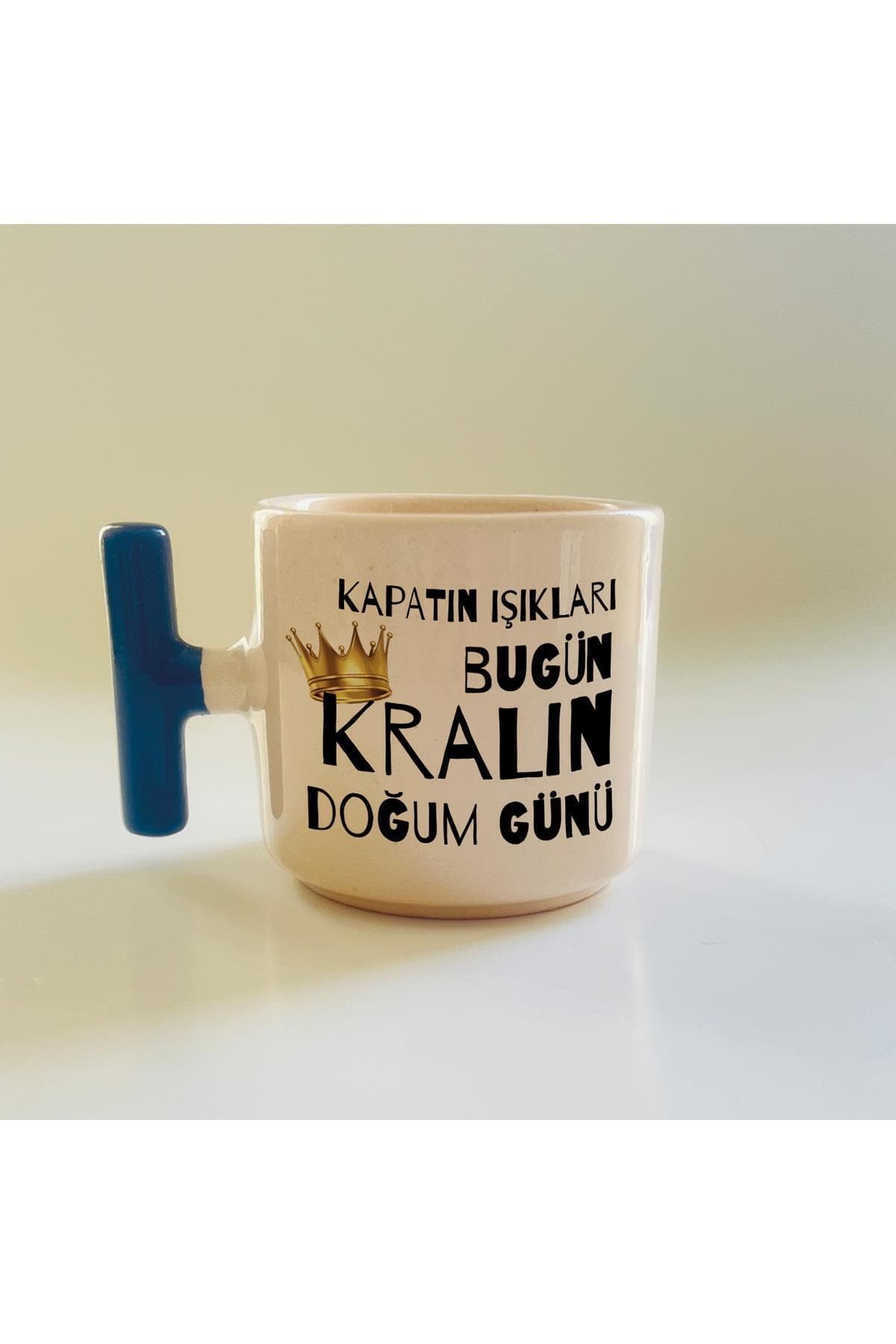 Kapatın Işıkları Bugün Kralın Doğum Günü Baskılı Mavi Kulplu T Kupa - Doğum Günü Hediyesi Bardak