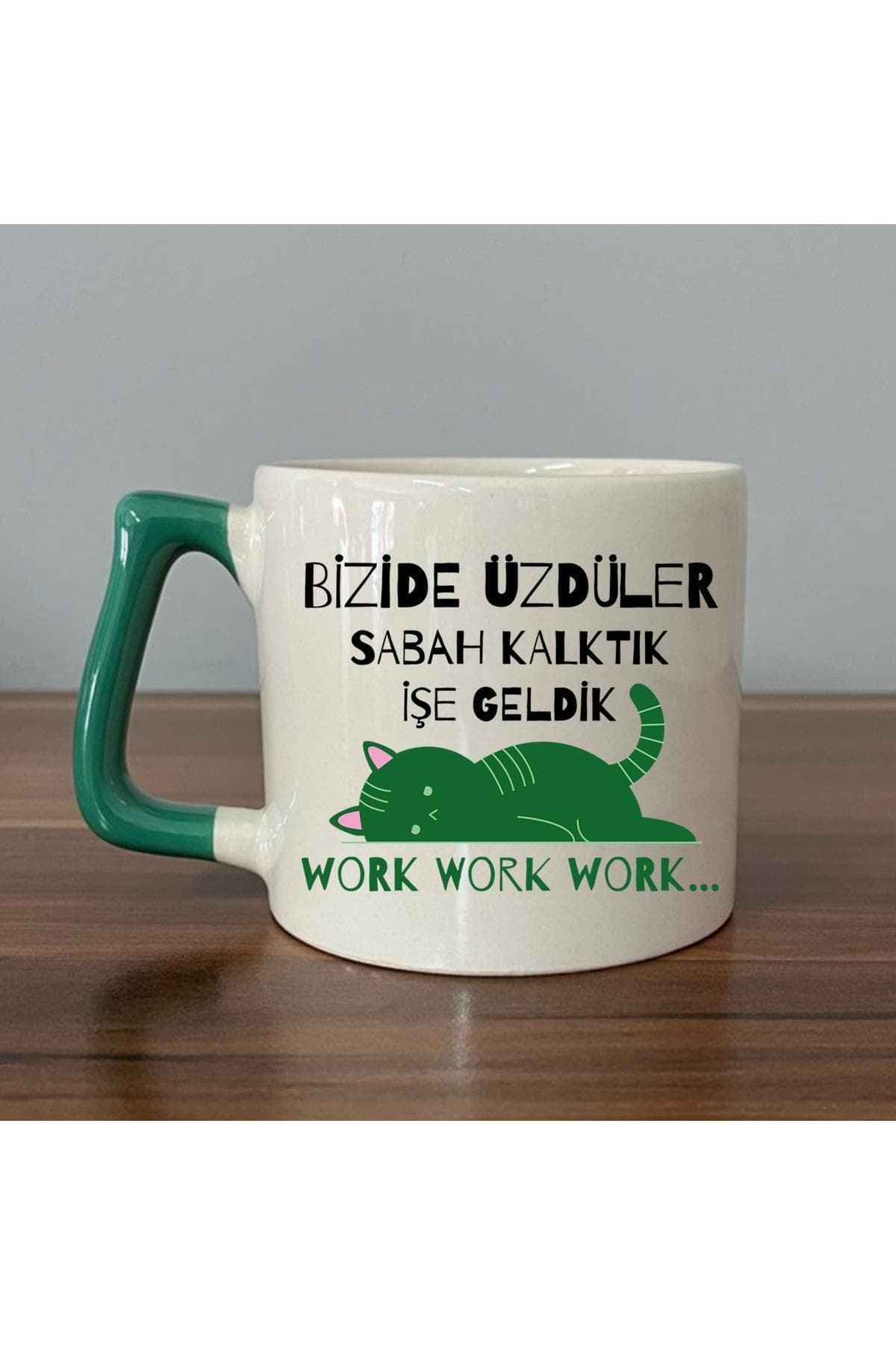 Bizide Üzdüler Sabah Kalktık İşe Geldik Baskılı Yeşil Kulplu Prime Kupa Bardak Fincan Mug