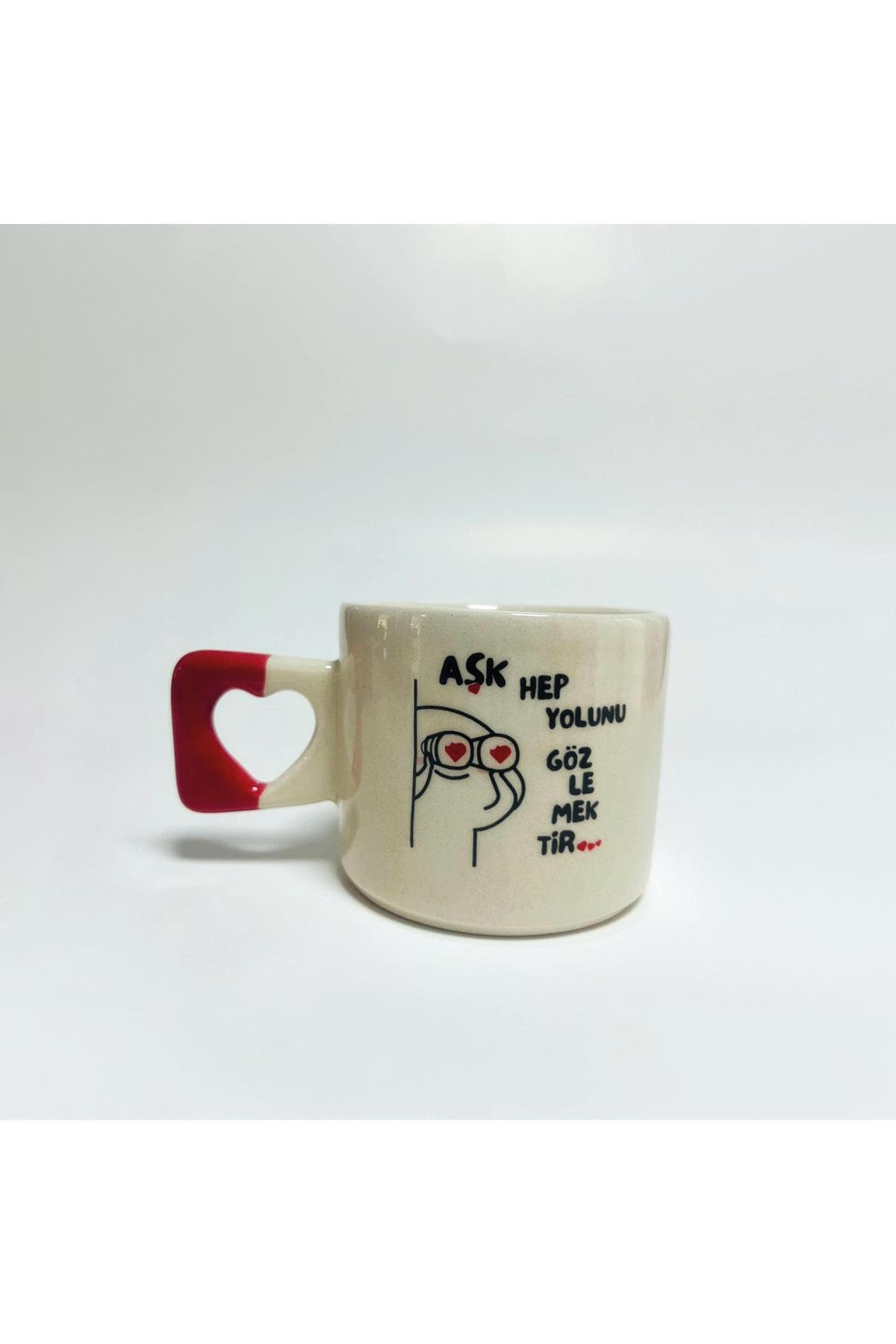 Aşk Hep Yolunu Gözlemektir Baskılı Kırmızı Kulplu Kalp Kupa - Sevgiliye Hediye Bardak Fincan Mug