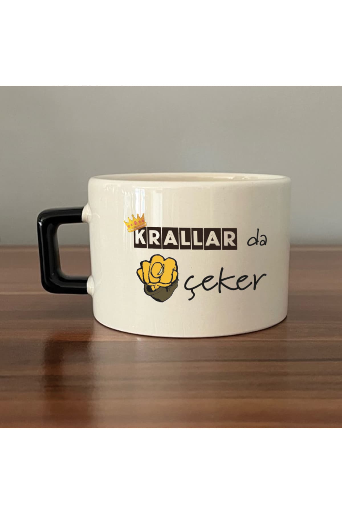 Krallar da Nah Çeker Siyah Kulplu Kare Mizahi Hediyesi Fincan