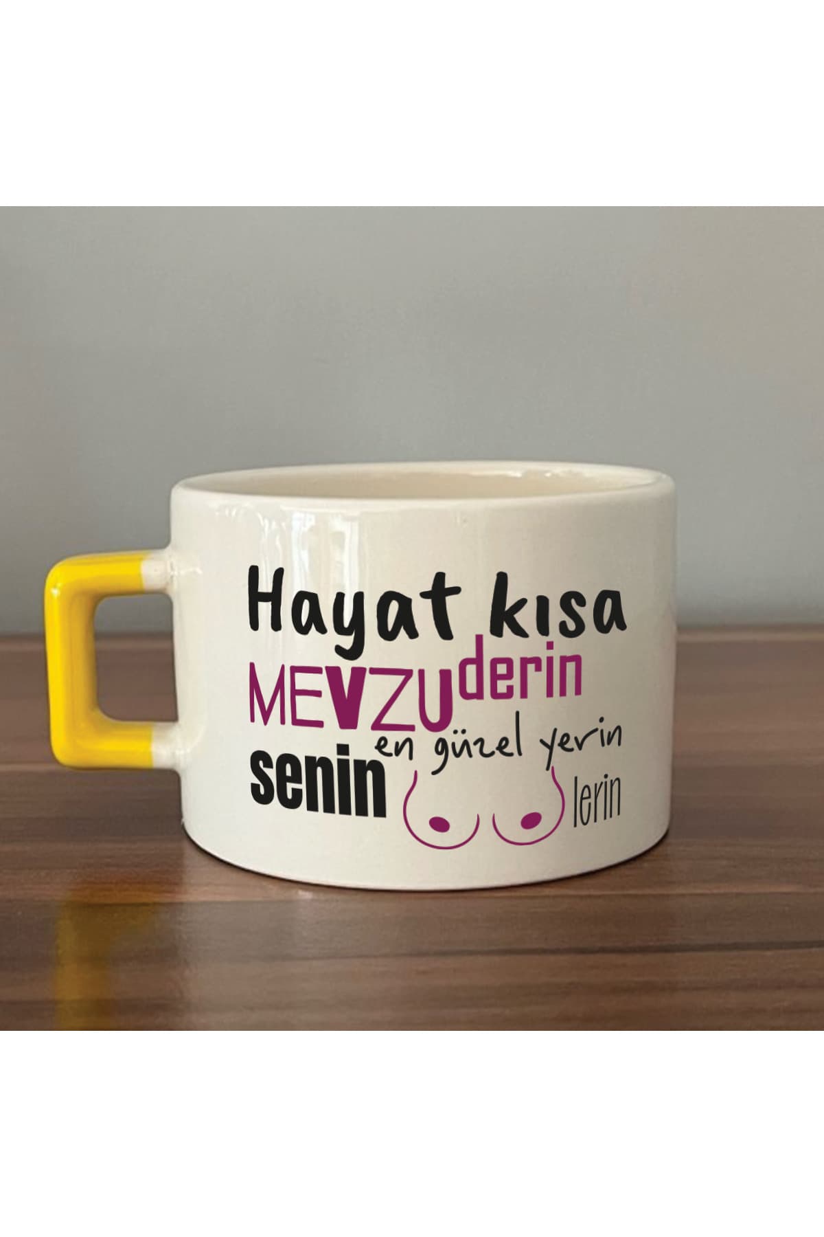Senin En Güzel Yerin Memelerin Sarı Kulplu Kare Mizahi Hediyesi Fincan