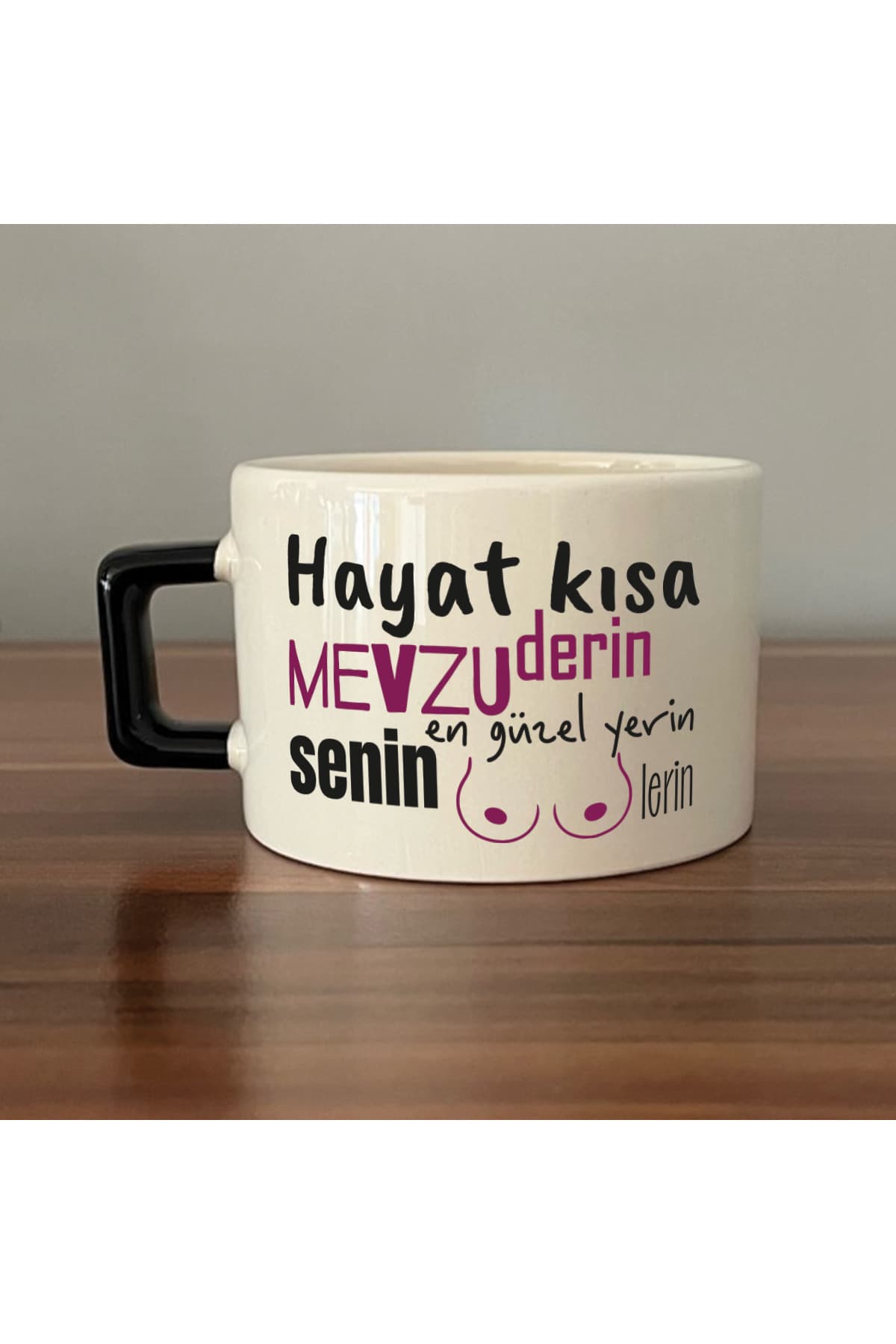 Senin En Güzel Yerin Memelerin Siyah Kulplu Kare Mizahi Hediyesi Fincan