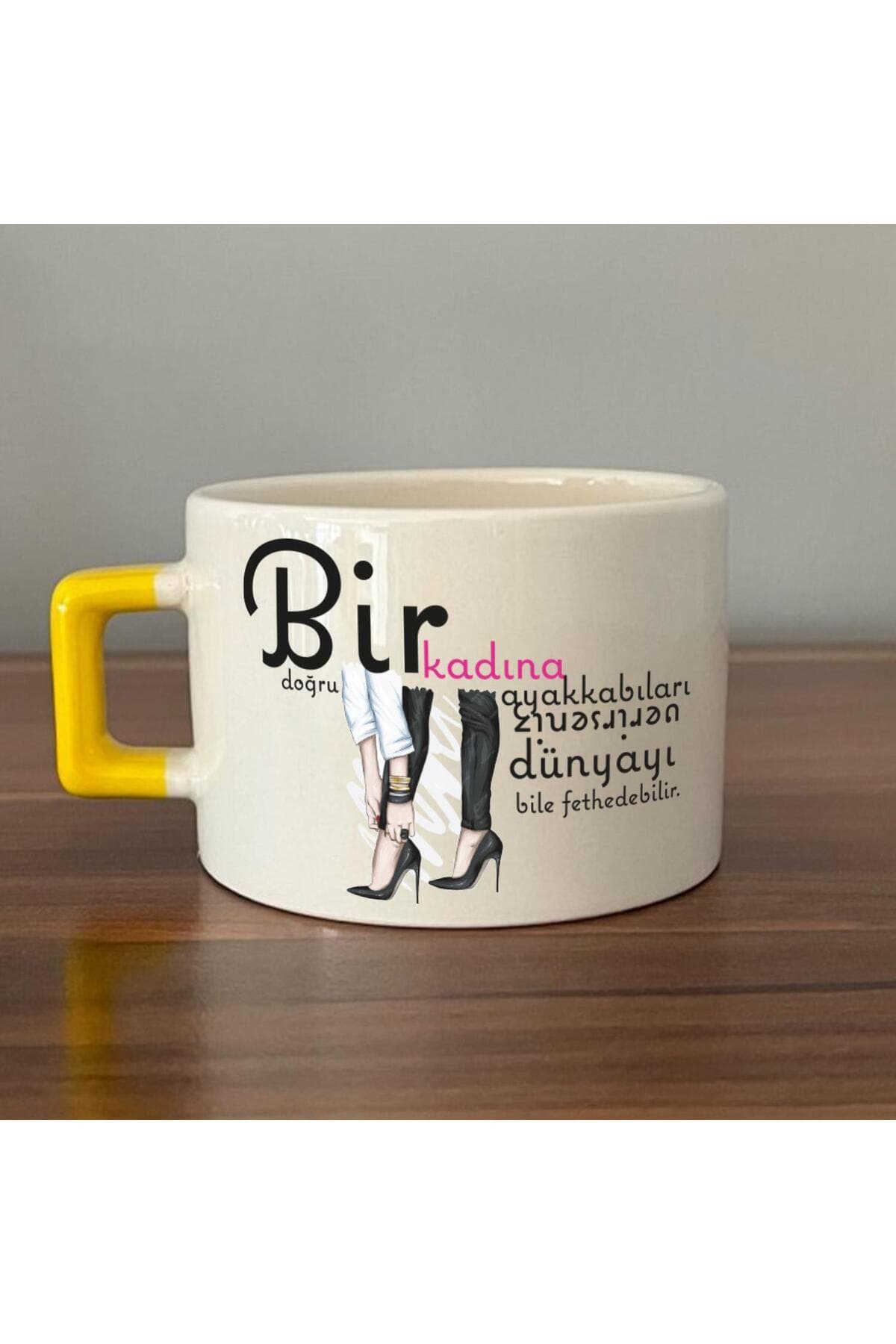 Bir Kadına Doğru Ayakkabıları Verirseniz Baskılı Kadınlar Günü Sarı Kulplu Kare Espresso Fincanı