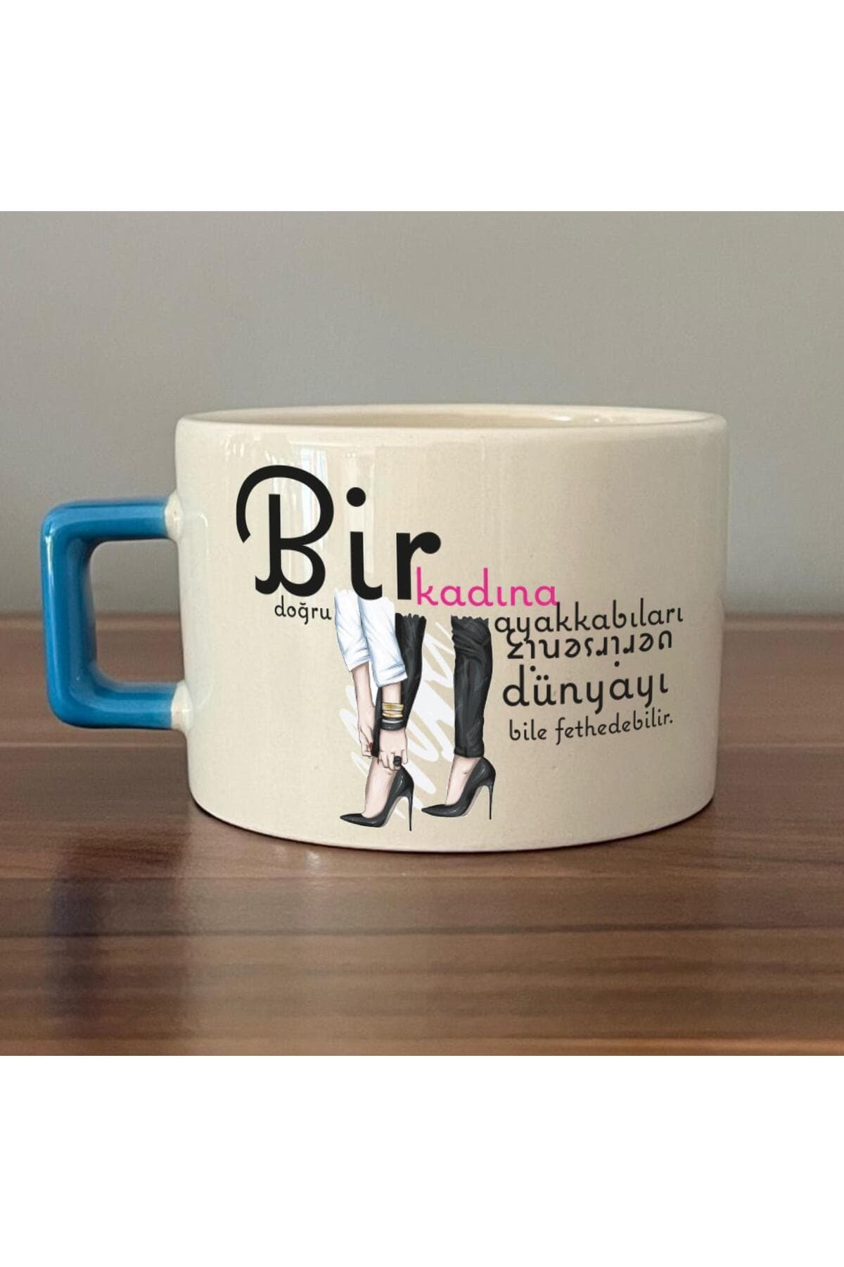 Bir Kadına Doğru Ayakkabıları Verirseniz Baskılı Kadınlar Günü Mavi Kulplu Kare Espresso Fincanı