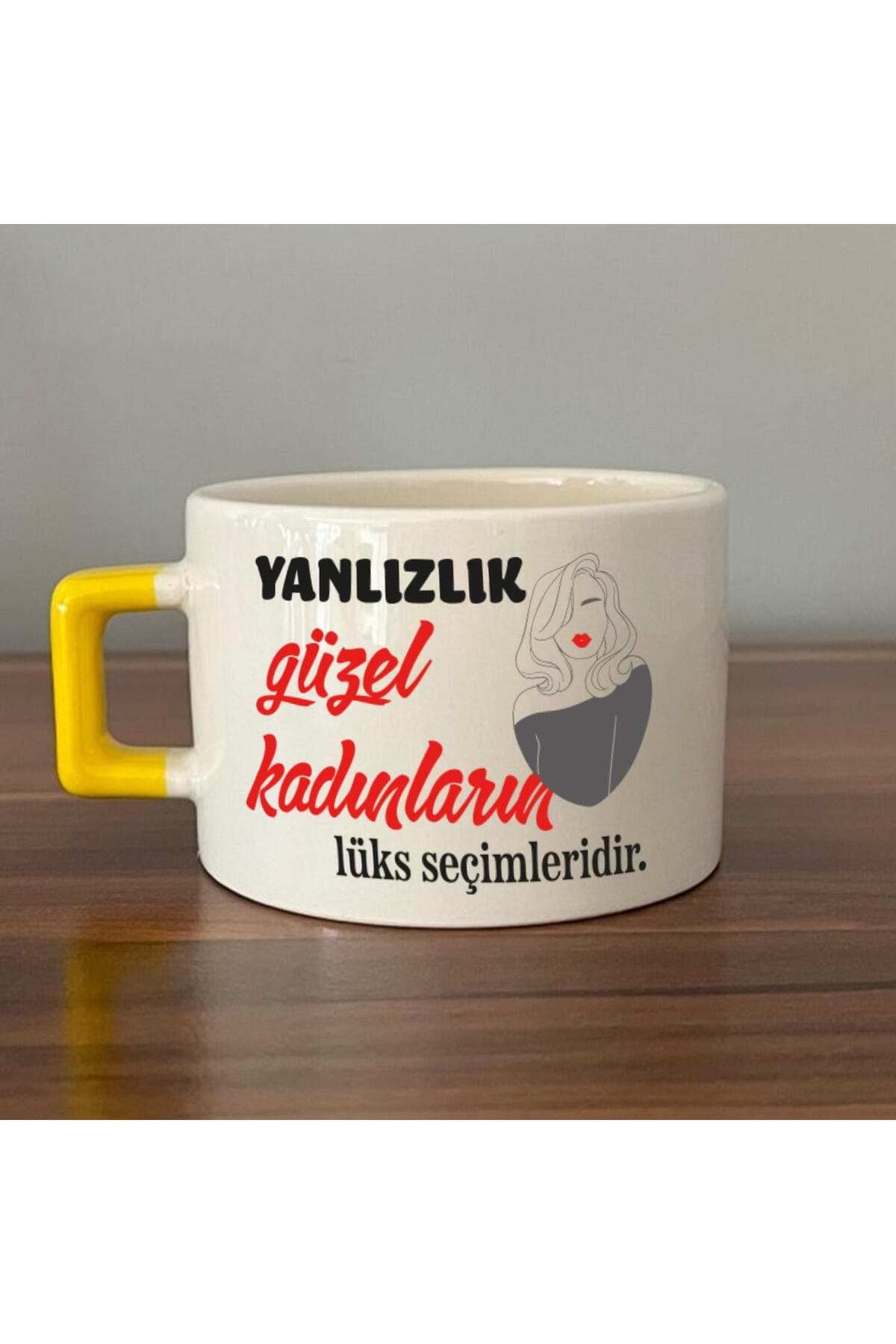 Yalnızlık Güzel Kadınların Lüks Seçimleridir Baskılı Kadınlar Günü Sarı Kulplu Kare Espresso Fincanı