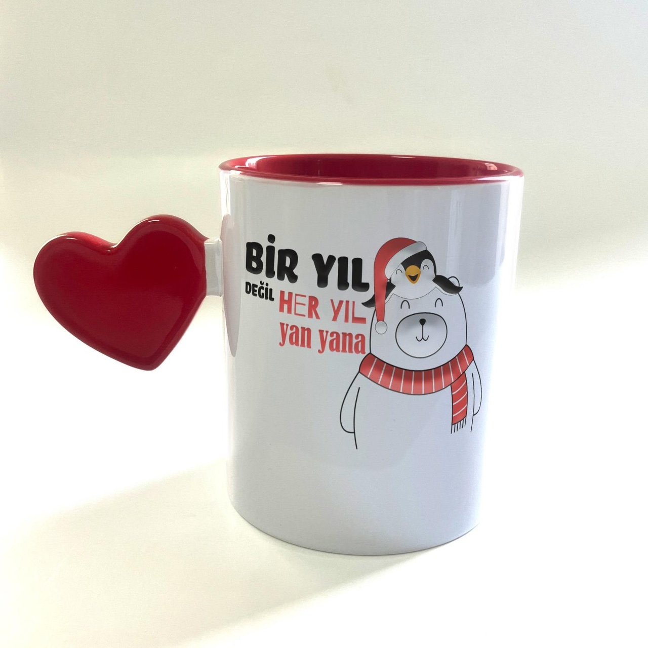 Bir Yıl Değil Her Yıl Yan Yana Penguen Baskılı Dolu Kalp Kulplu Mega Yılbaşı Kupası